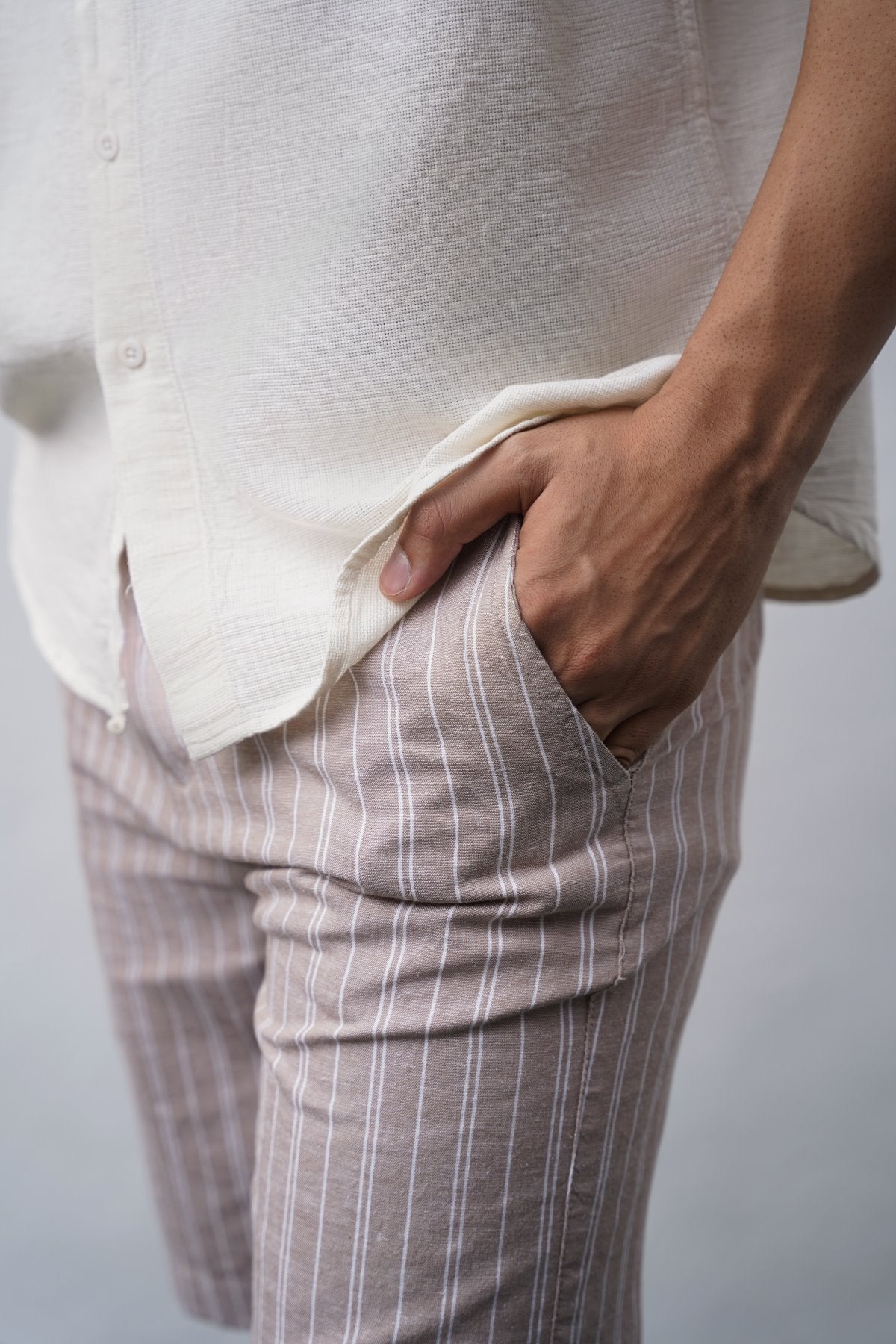 BEIGE STRIPED SHORTS WITH LINEN