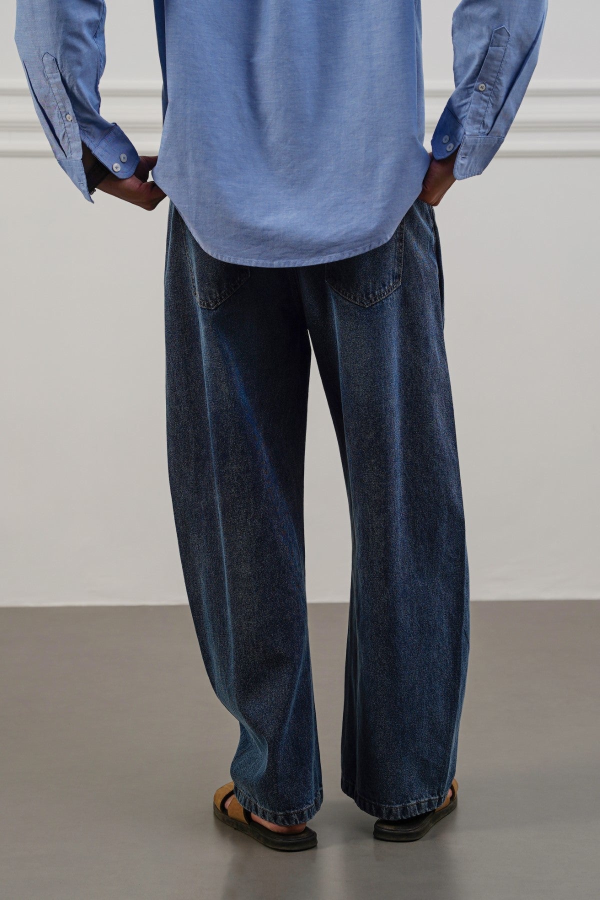 MID BLUE BARREL JEANS