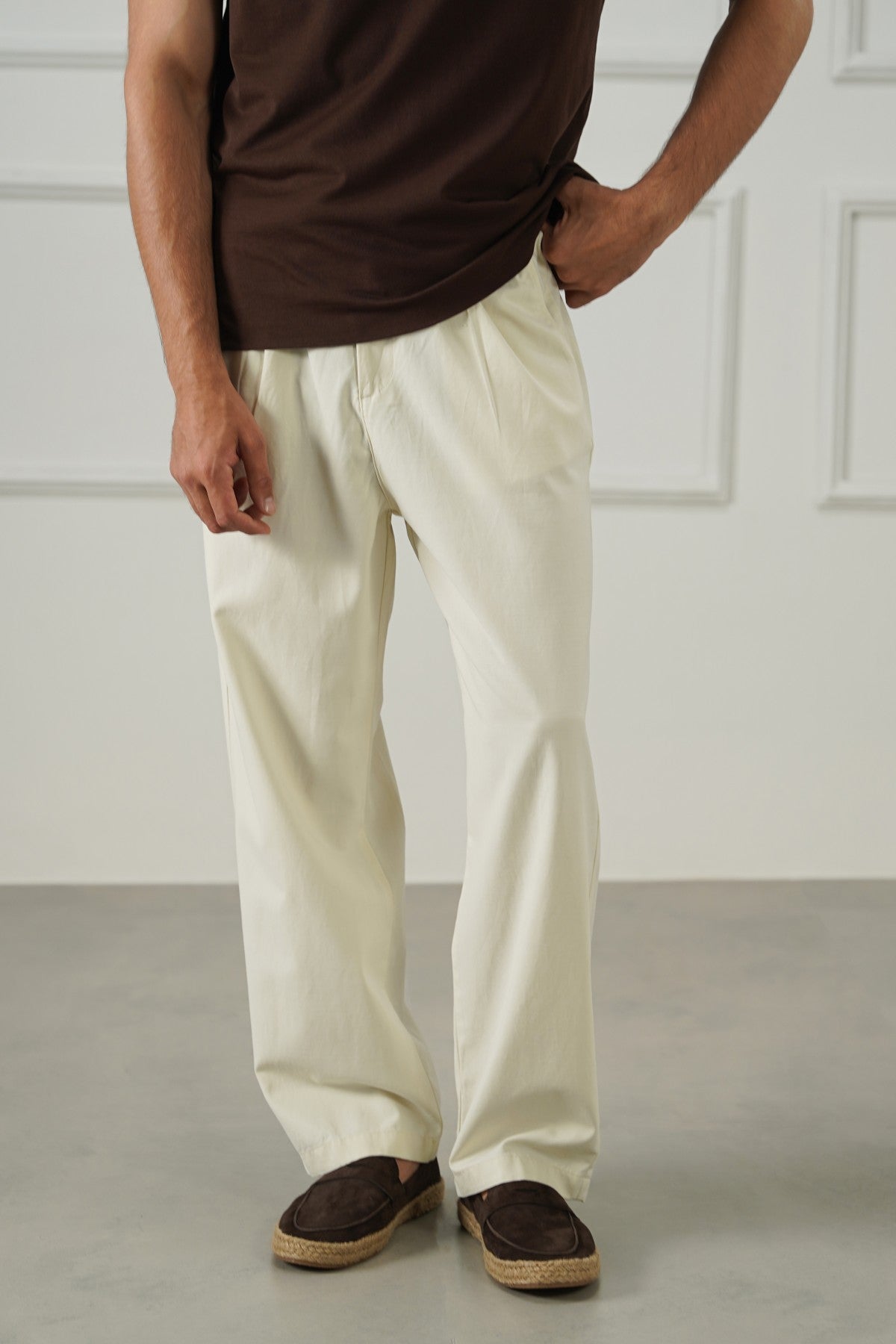 WHITE EASY PLEATED PANTS