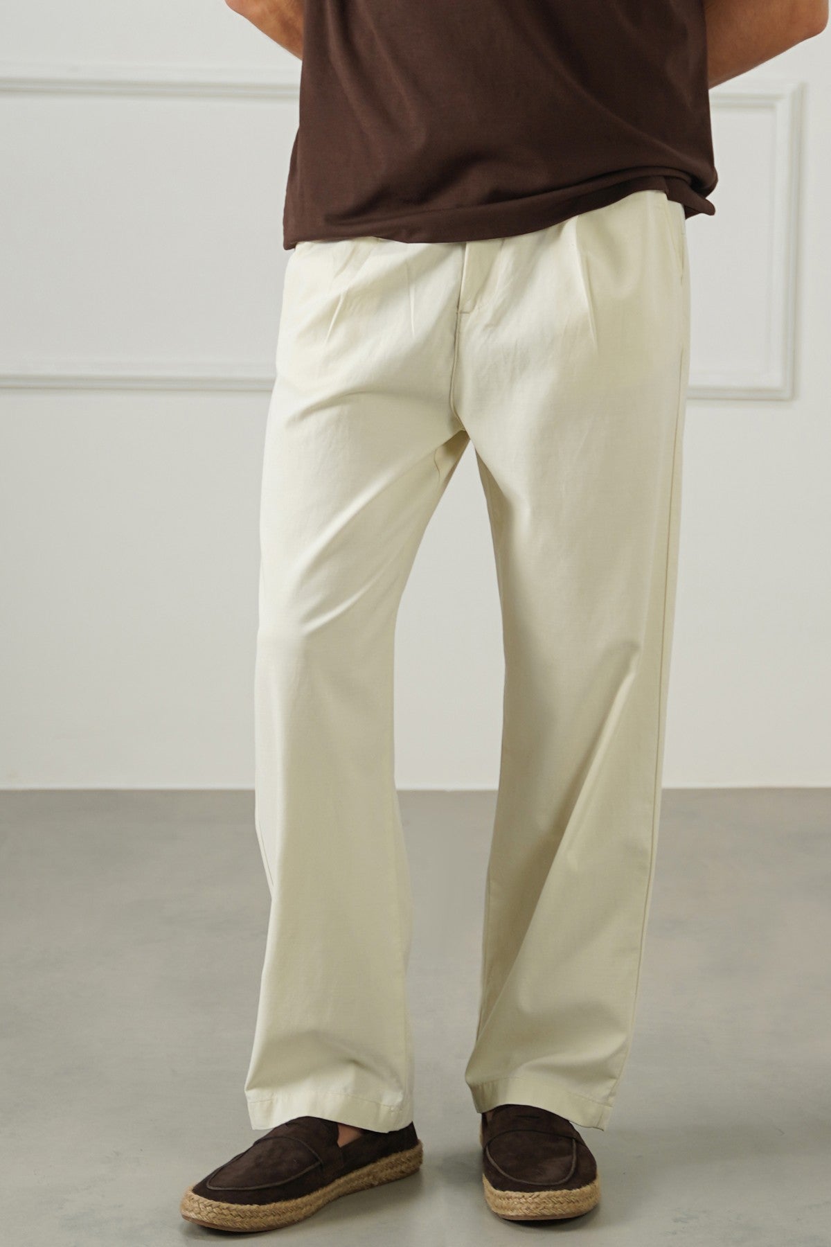 WHITE EASY PLEATED PANTS