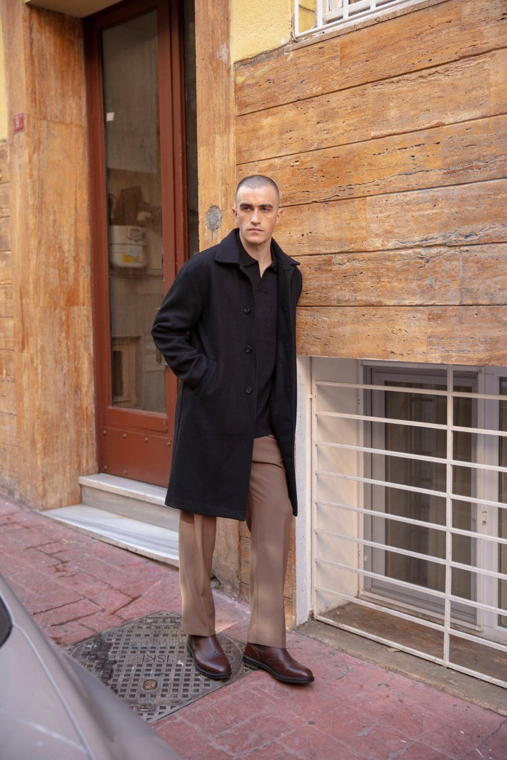 BLACK ESSENTIAL OVERCOAT
