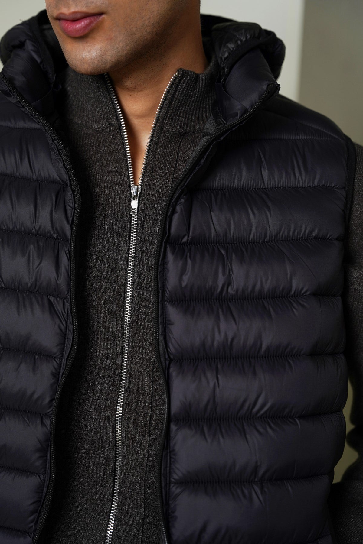 BLACK HOODED GILET