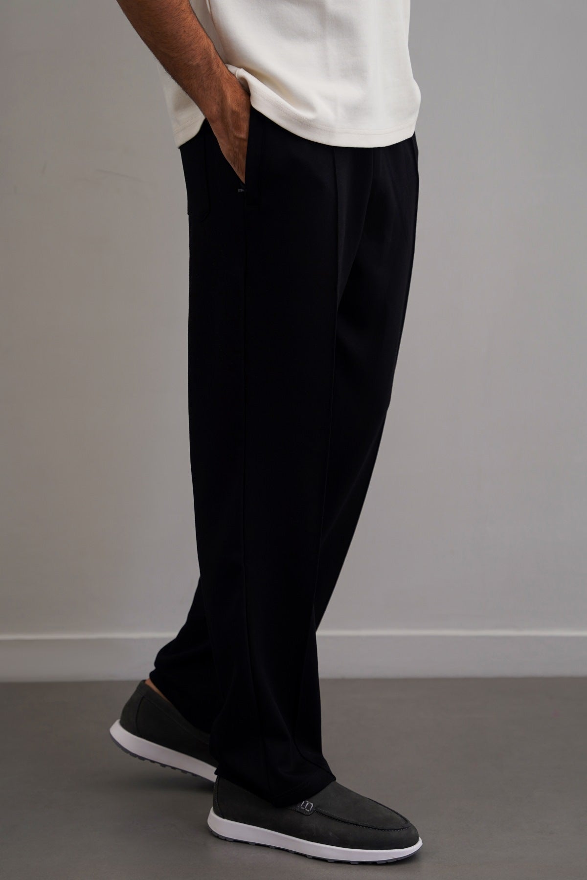 BLACK EASY PLEATED TROUSERS