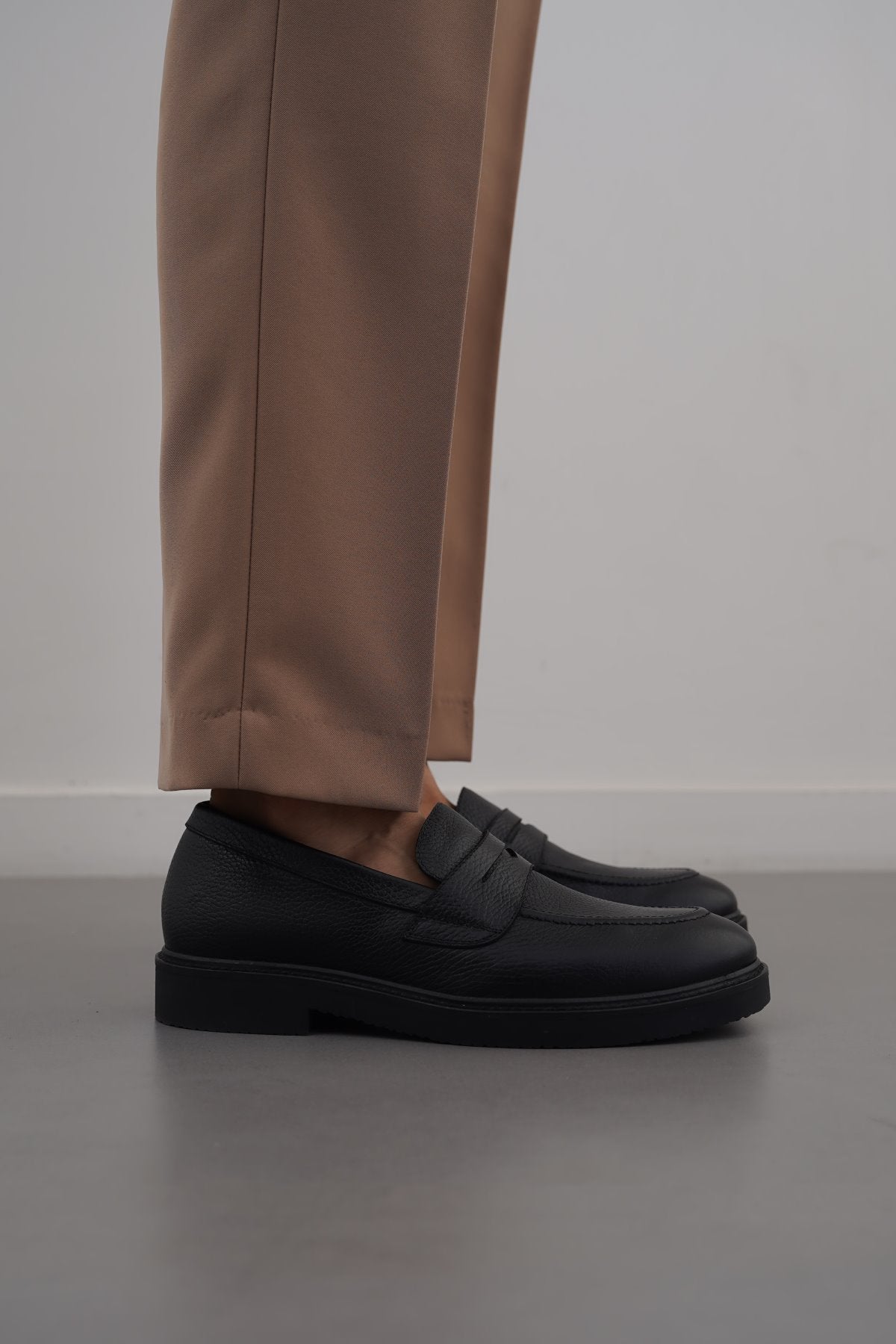 BLACK CLASSIC LEATHER LOAFERS