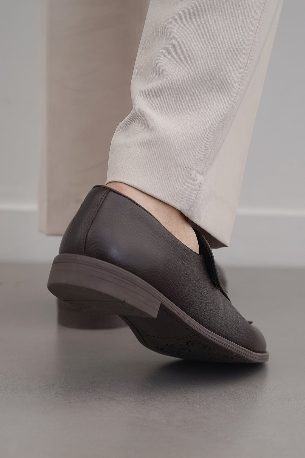 DARK BROWN GRAINED LEATHER TASSEL LOAFERS