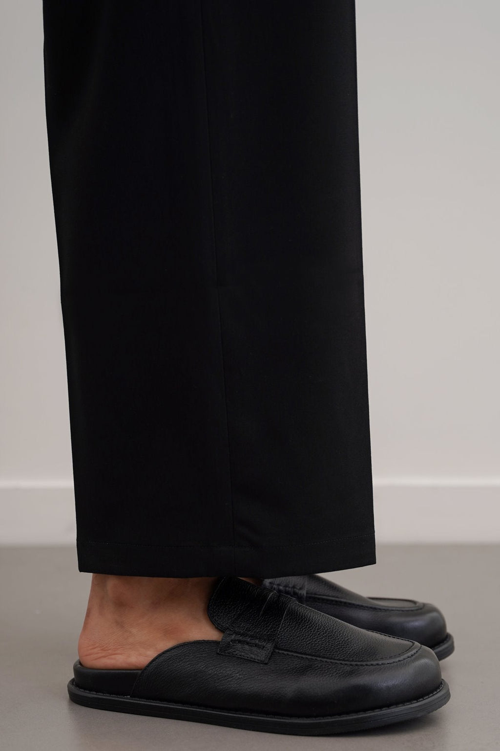 BLACK GRAIN LEATHER MULES