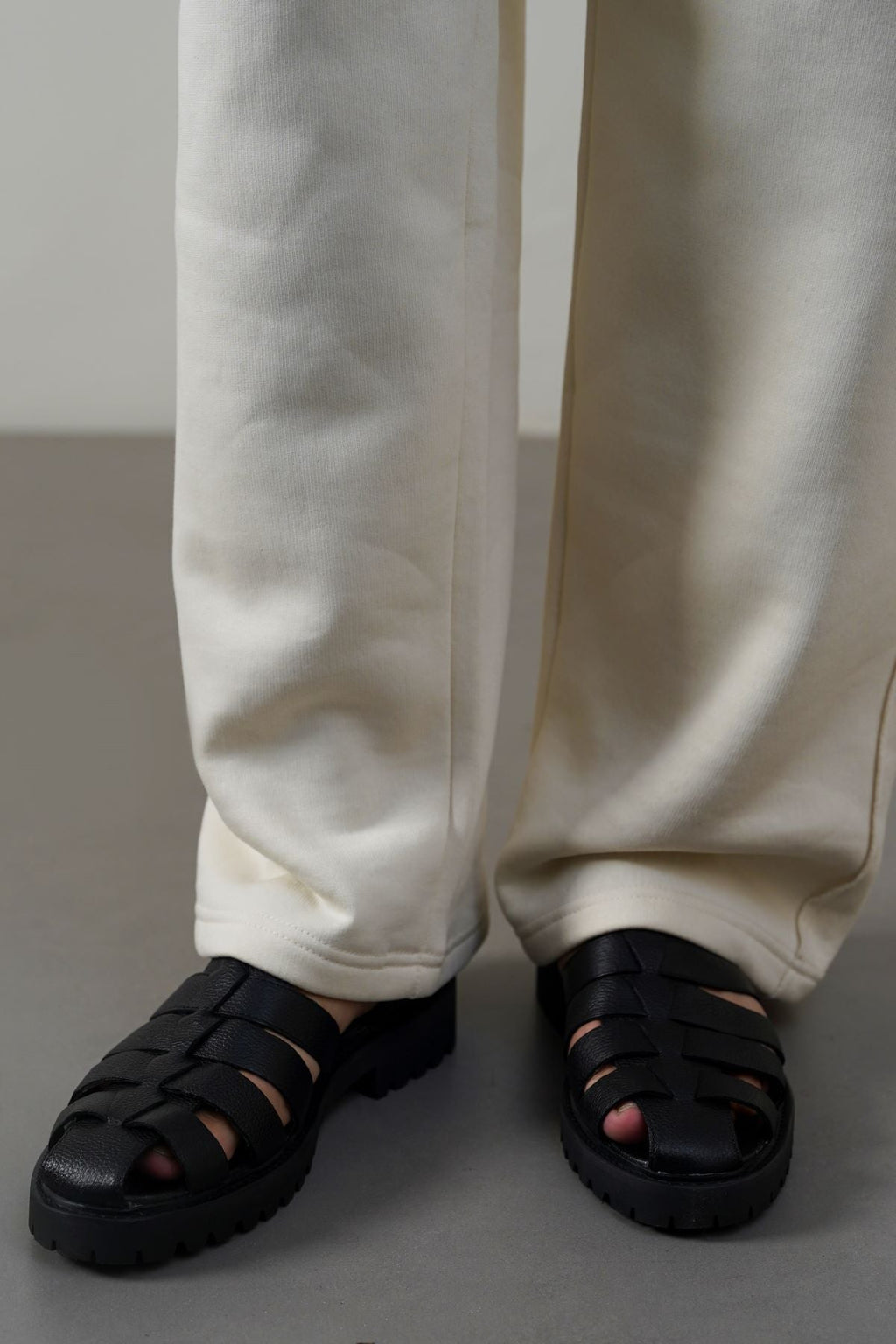 BLACK LEATHER FISHERMAN SANDALS