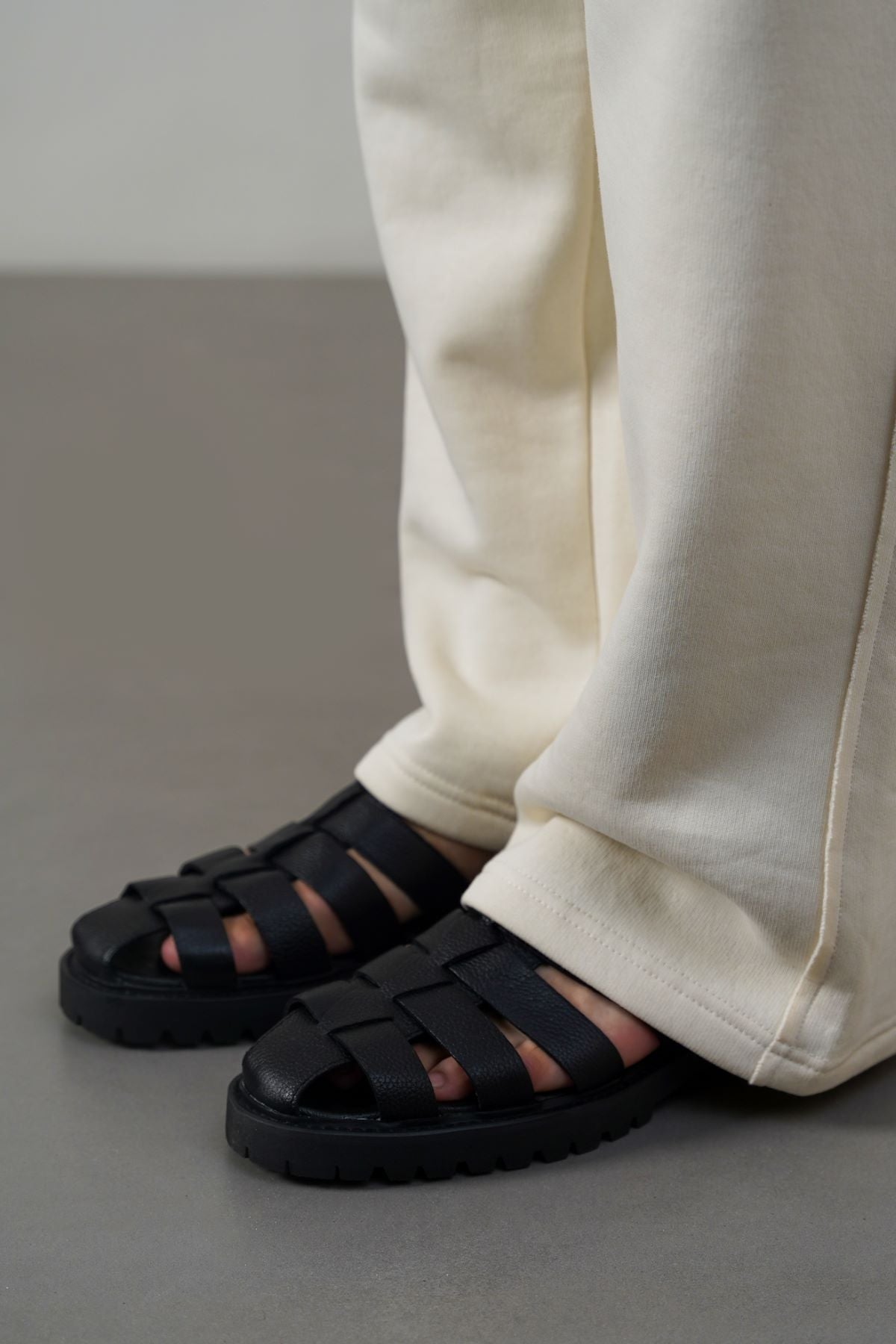 BLACK LEATHER FISHERMAN SANDALS