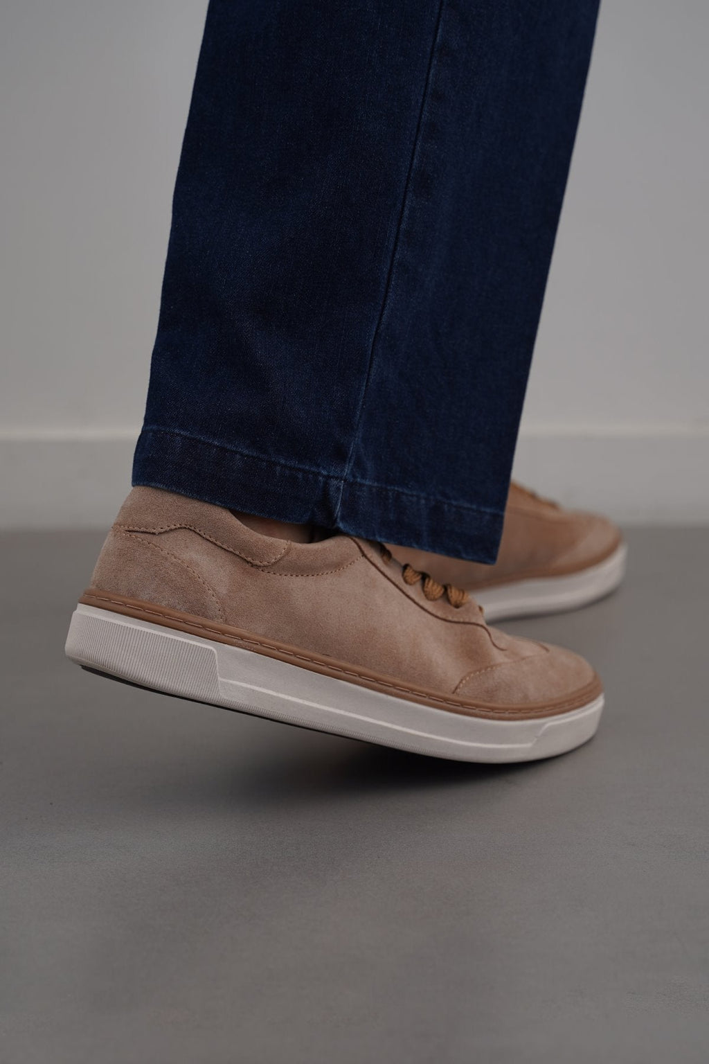 BEIGE LACE-UP LEATHER SNEAKERS