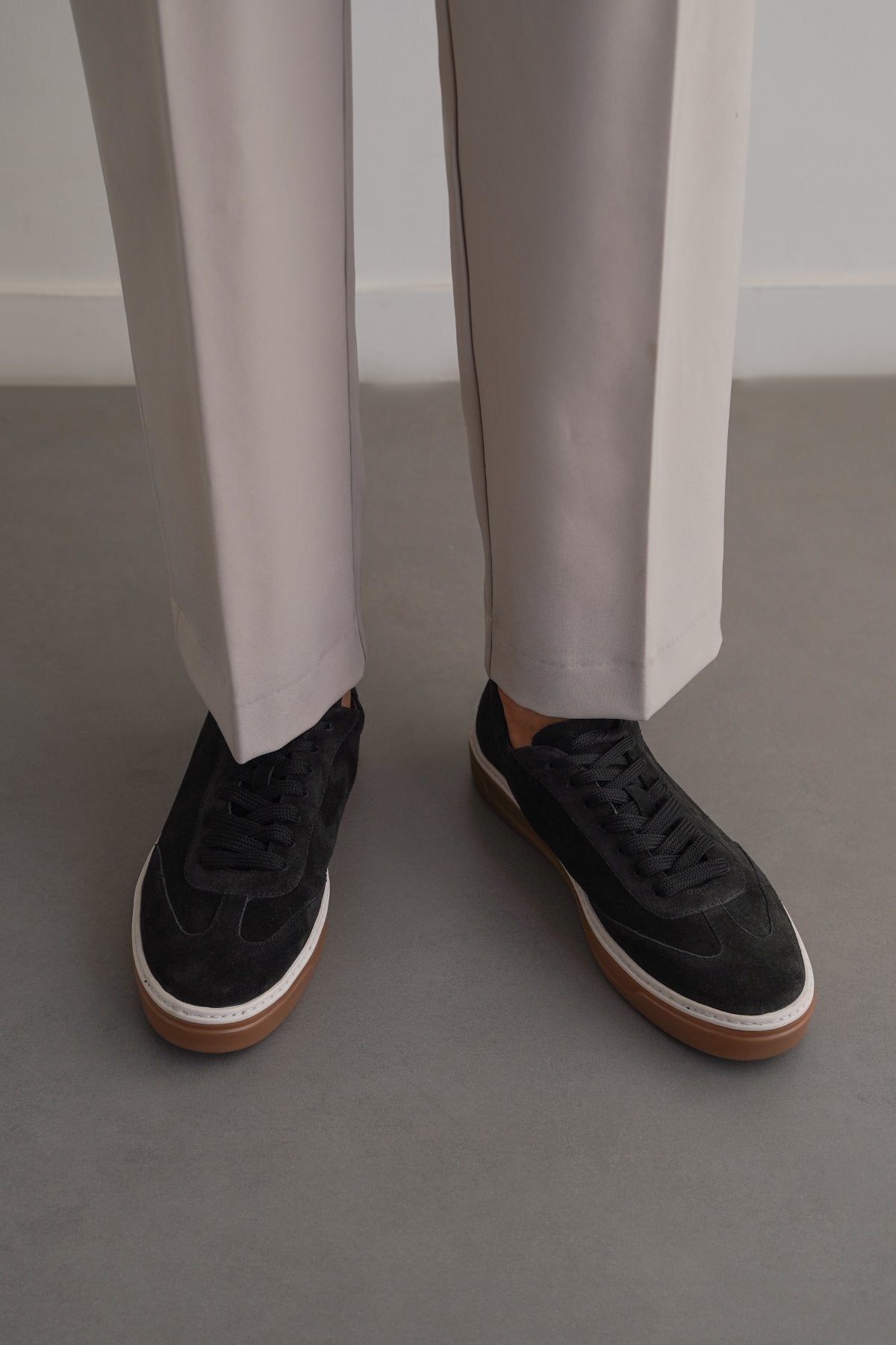 BLACK LACE-UP LEATHER SNEAKERS
