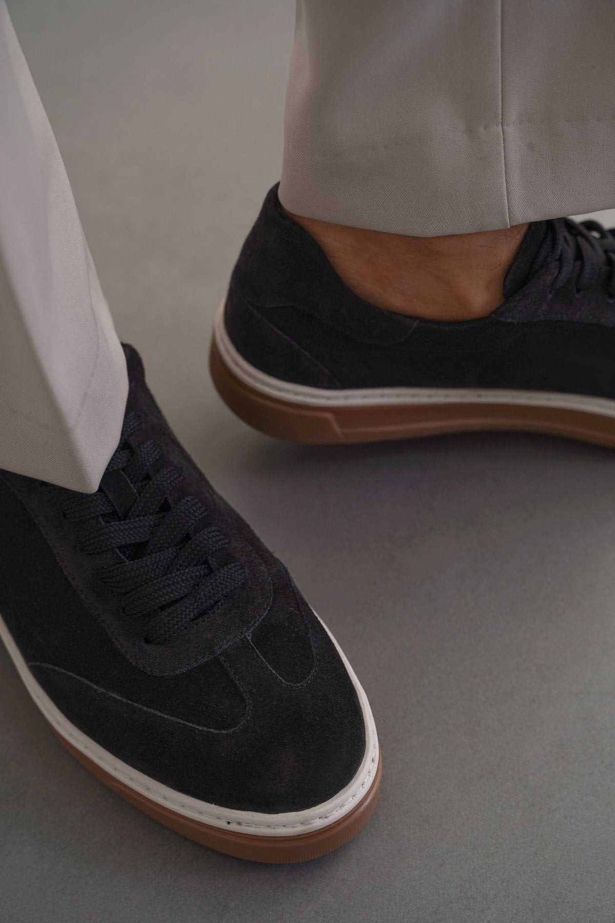 BLACK LACE-UP LEATHER SNEAKERS