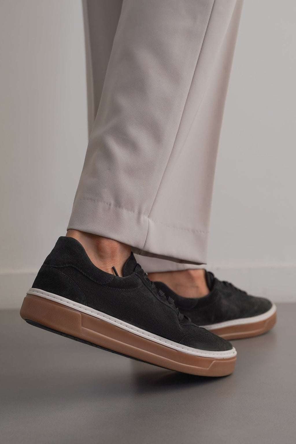BLACK LACE-UP LEATHER SNEAKERS