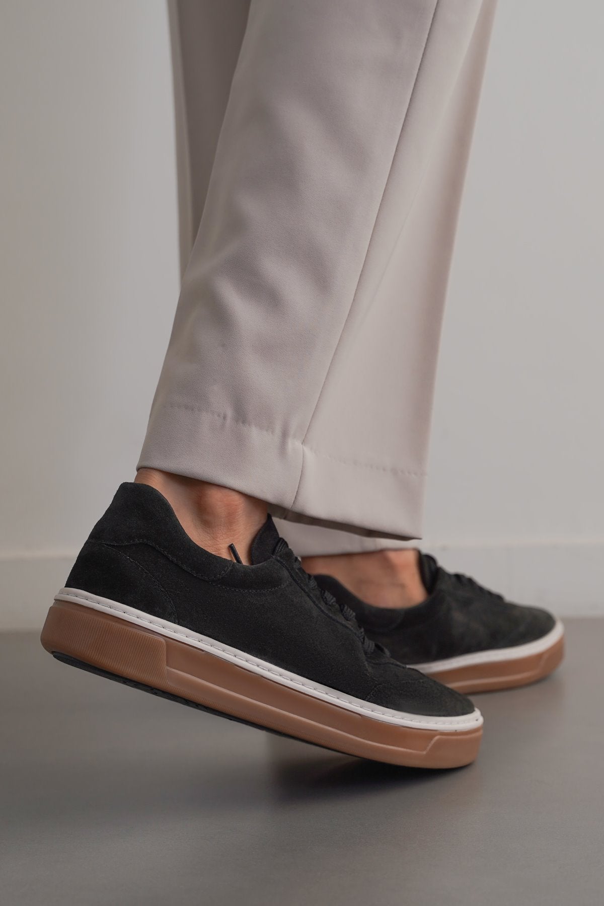 BLACK LACE-UP LEATHER SNEAKERS