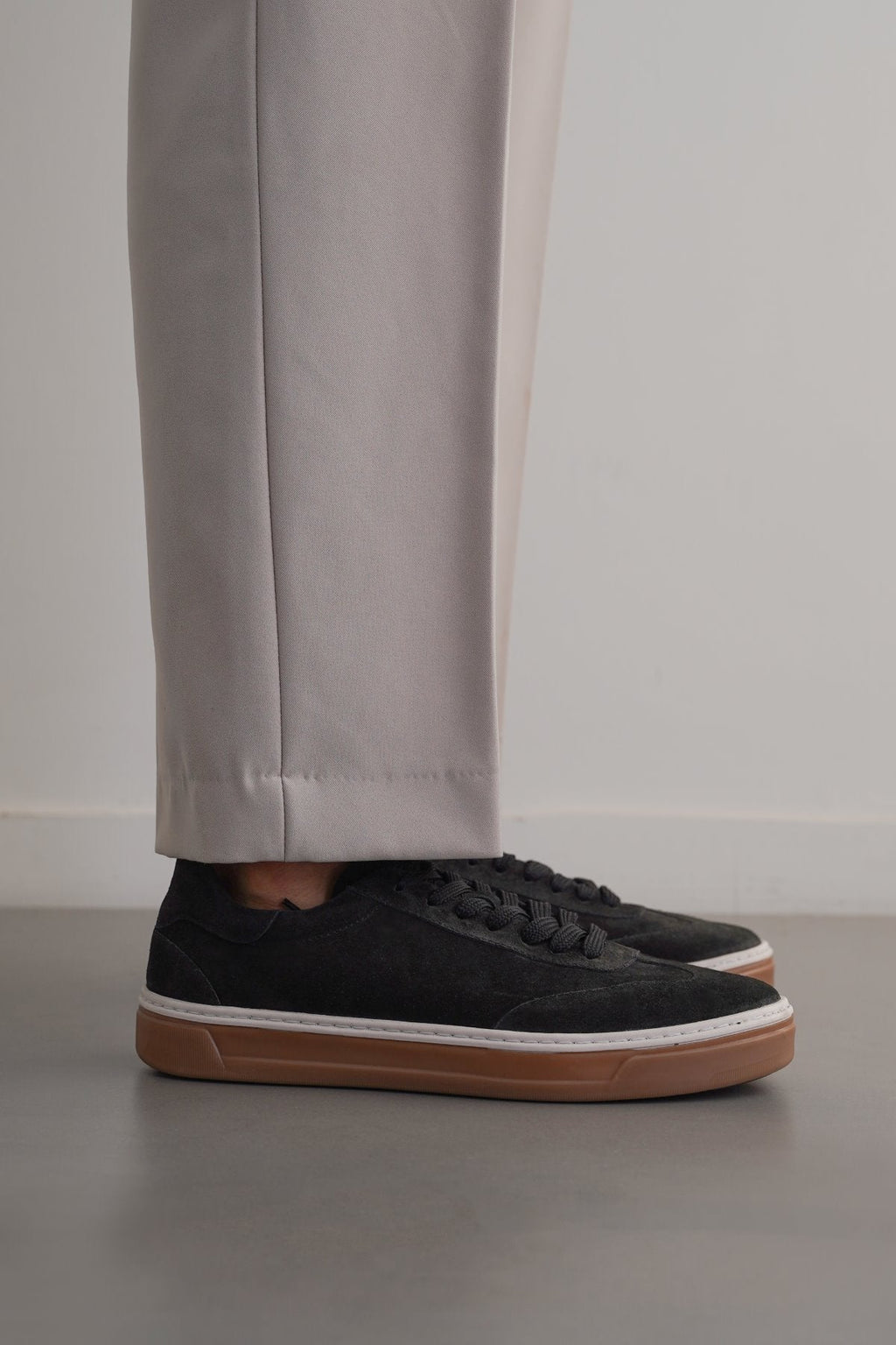 BLACK LACE-UP LEATHER SNEAKERS