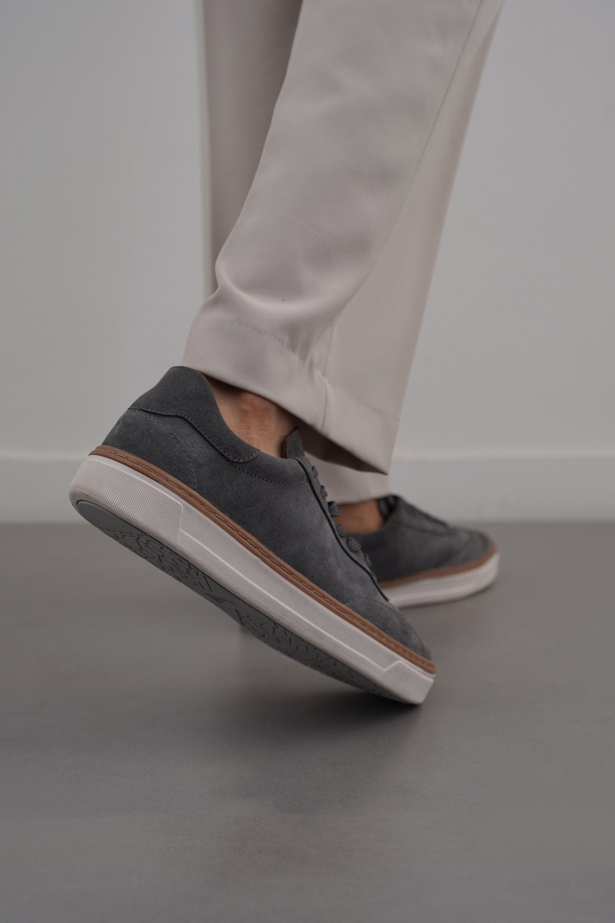 GREY LACE-UP LEATHER SNEAKERS