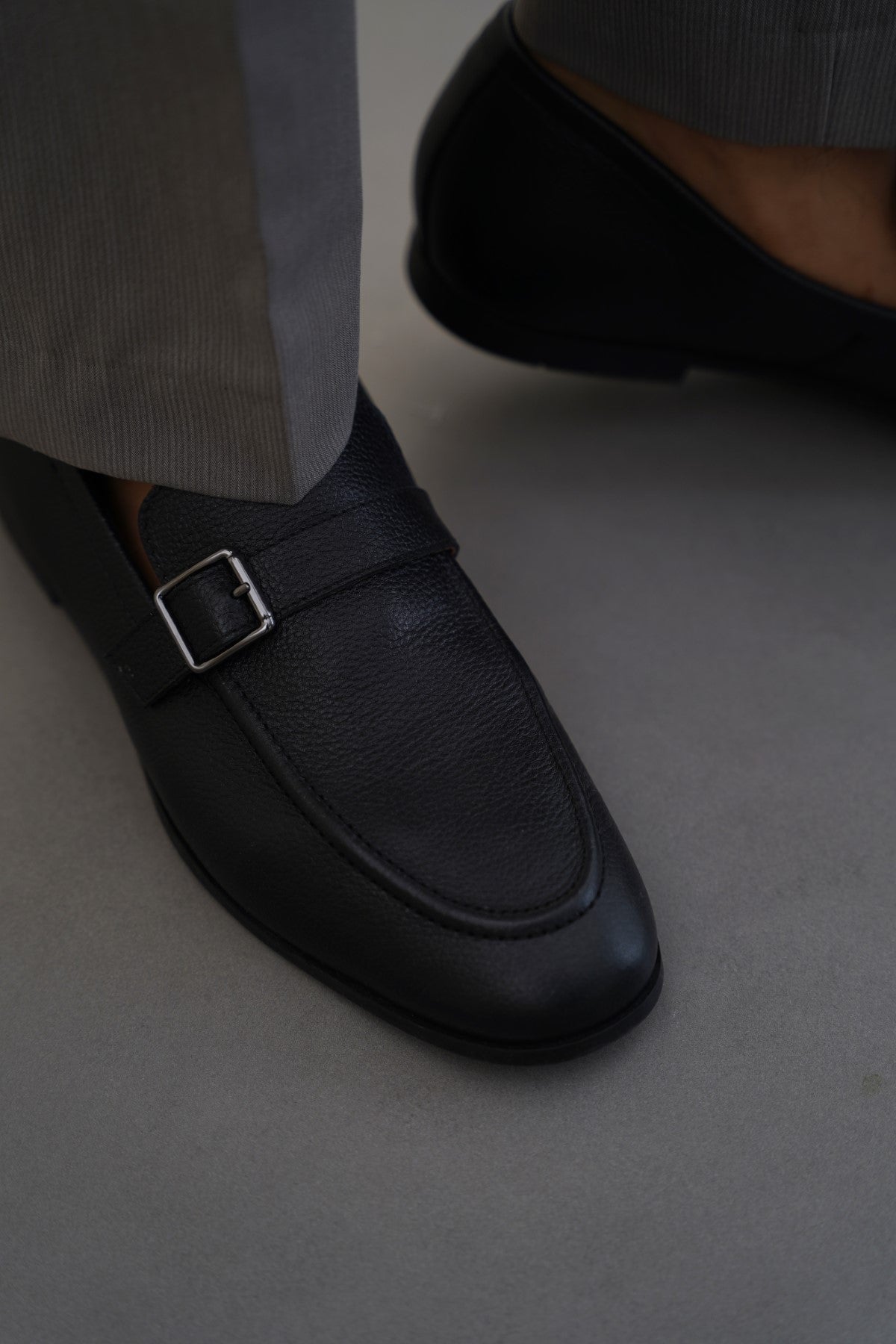 BLACK SMART BUCKLE LOAFERS