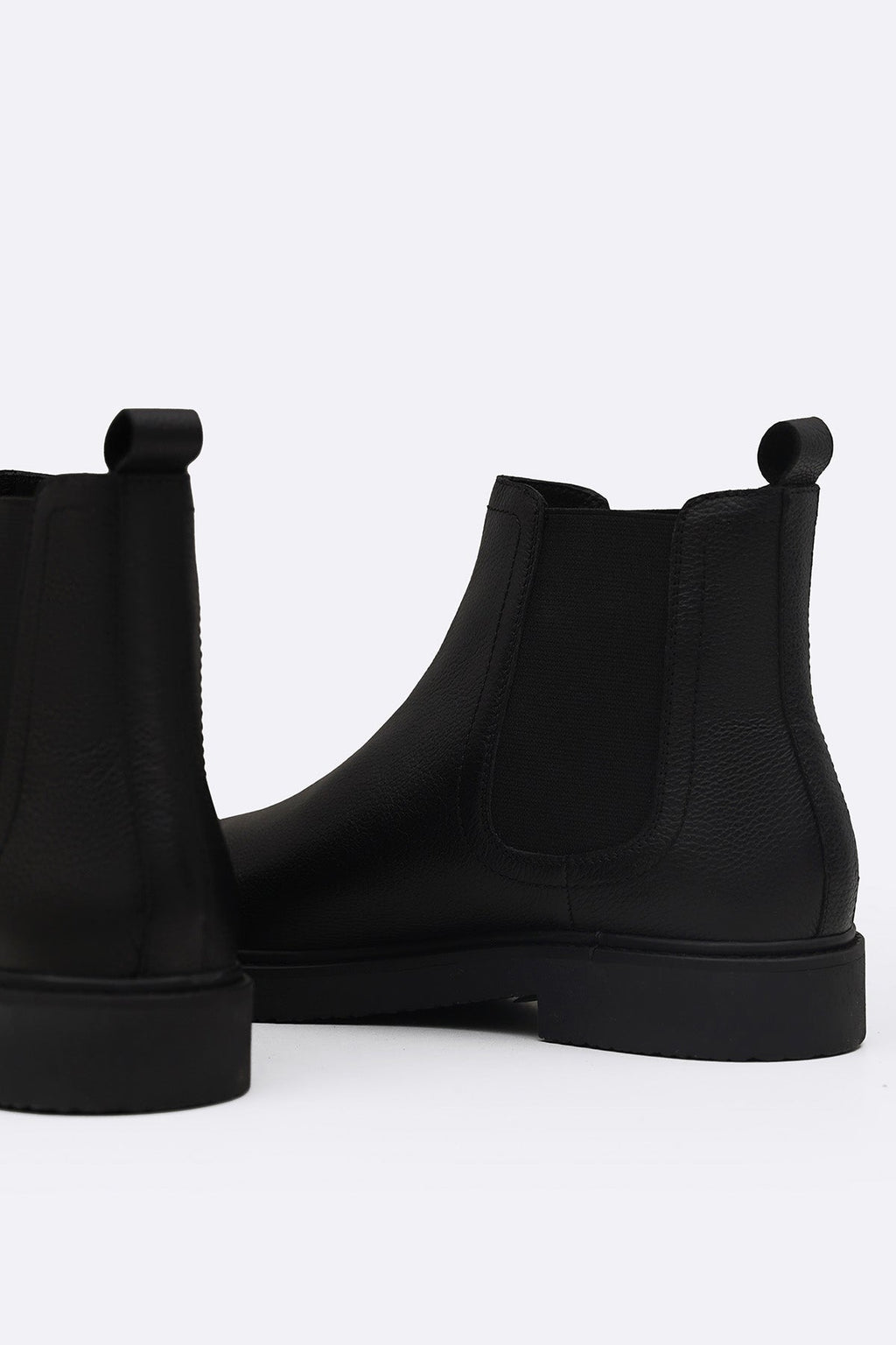BLACK ESSENTIAL LEATHER CHELSEA BOOTS