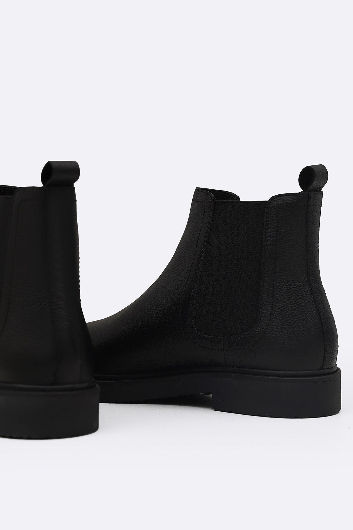 BLACK ESSENTIAL LEATHER CHELSEA BOOTS