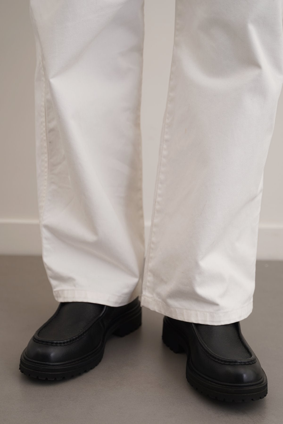 BLACK LEATHER MOC-TOE SHOES