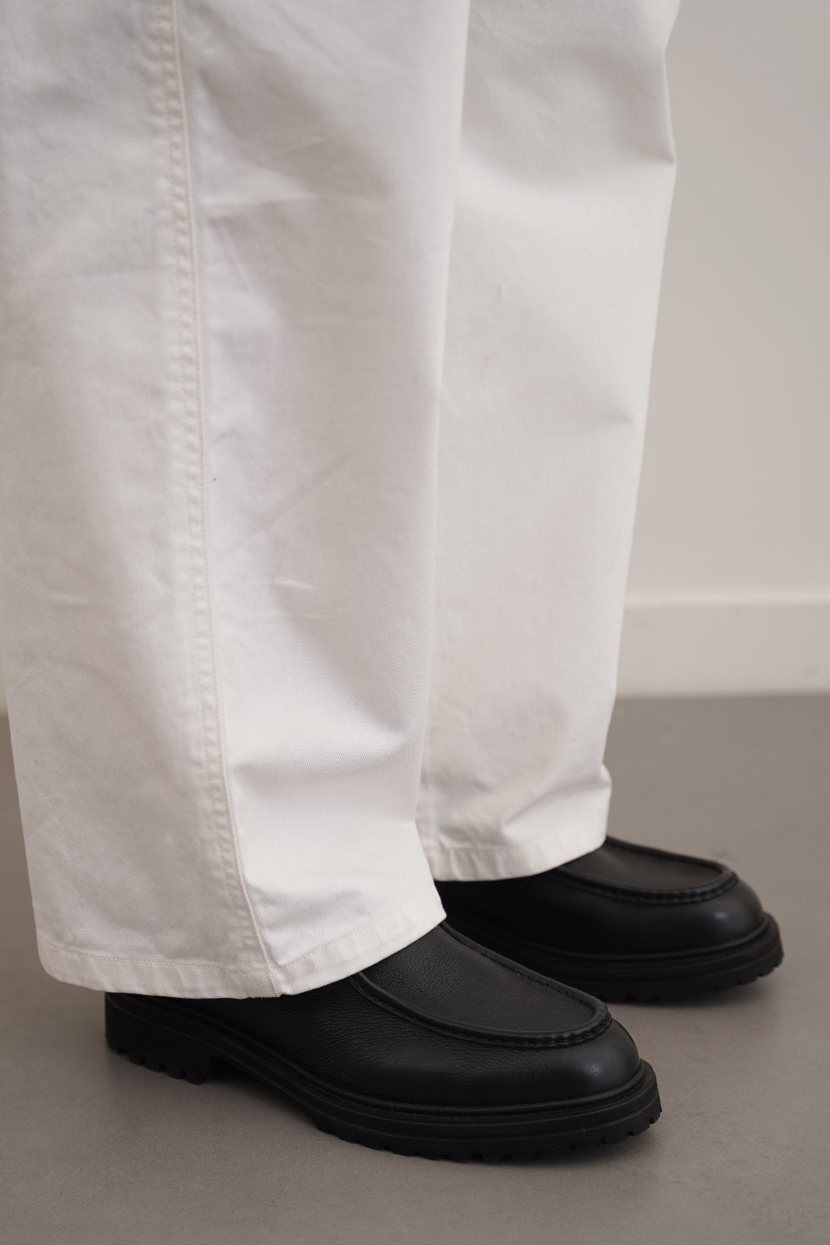 BLACK LEATHER MOC-TOE SHOES