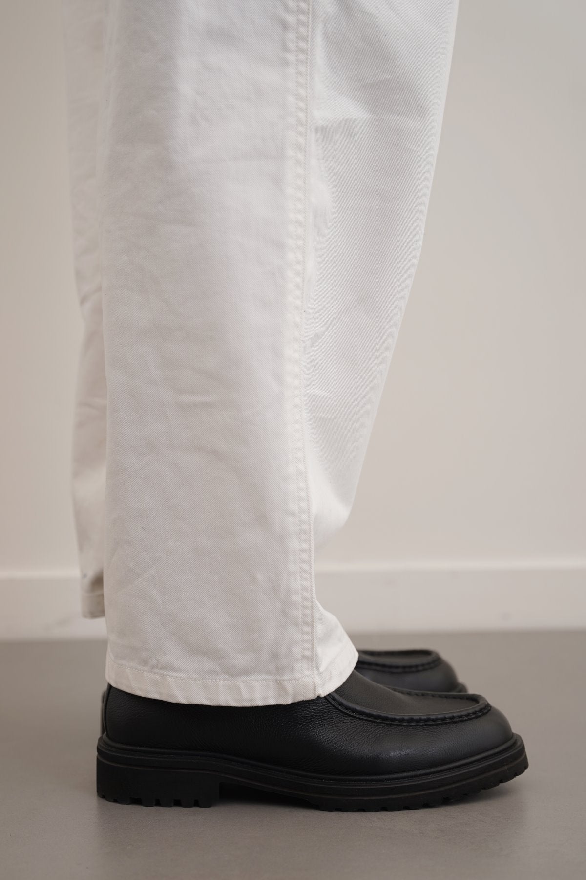 BLACK LEATHER MOC-TOE SHOES