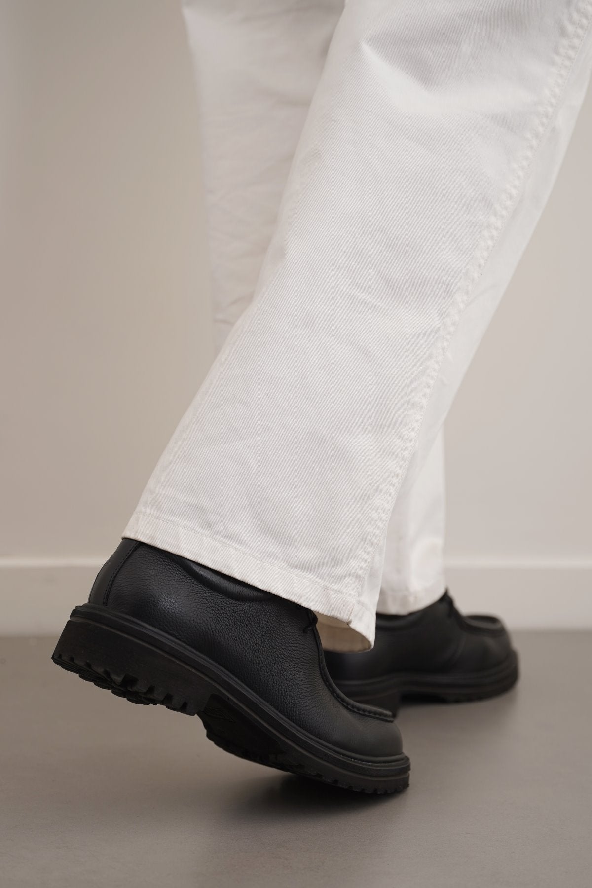 BLACK LEATHER MOC-TOE SHOES