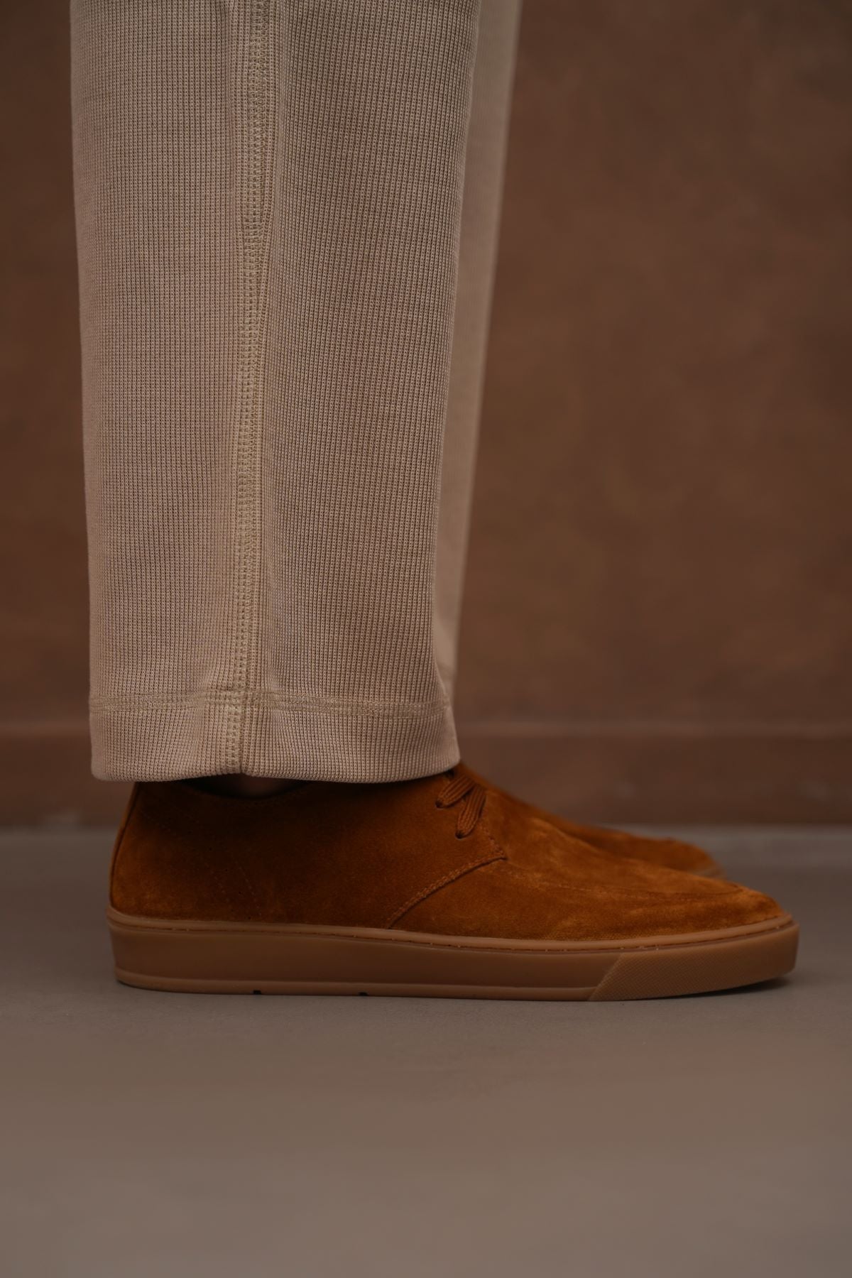 BROWN LOW-TOP LEATHER SNEAKERS