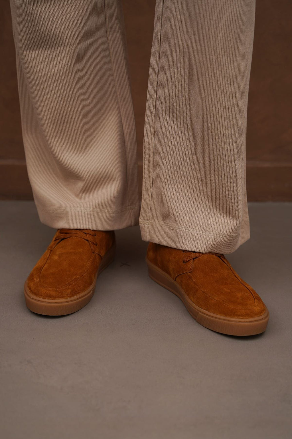 BROWN LOW-TOP LEATHER SNEAKERS