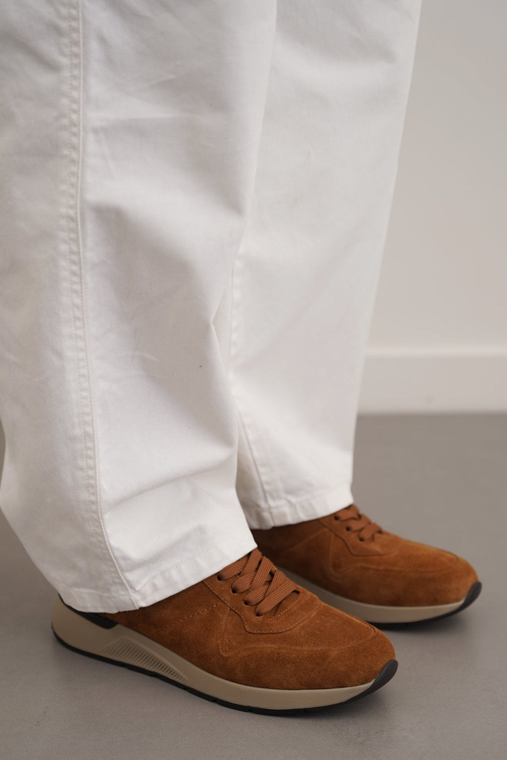BROWN LACE-UP LEATHER SNEAKERS