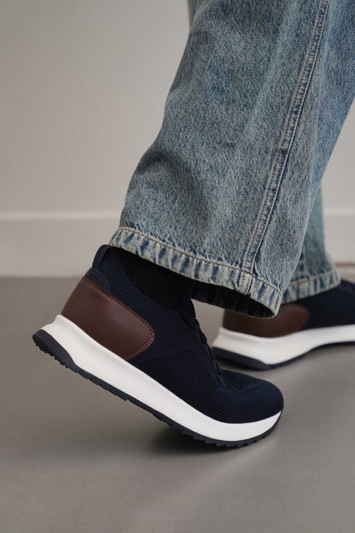 NAVY LACE-UP KNIT SNEAKERS