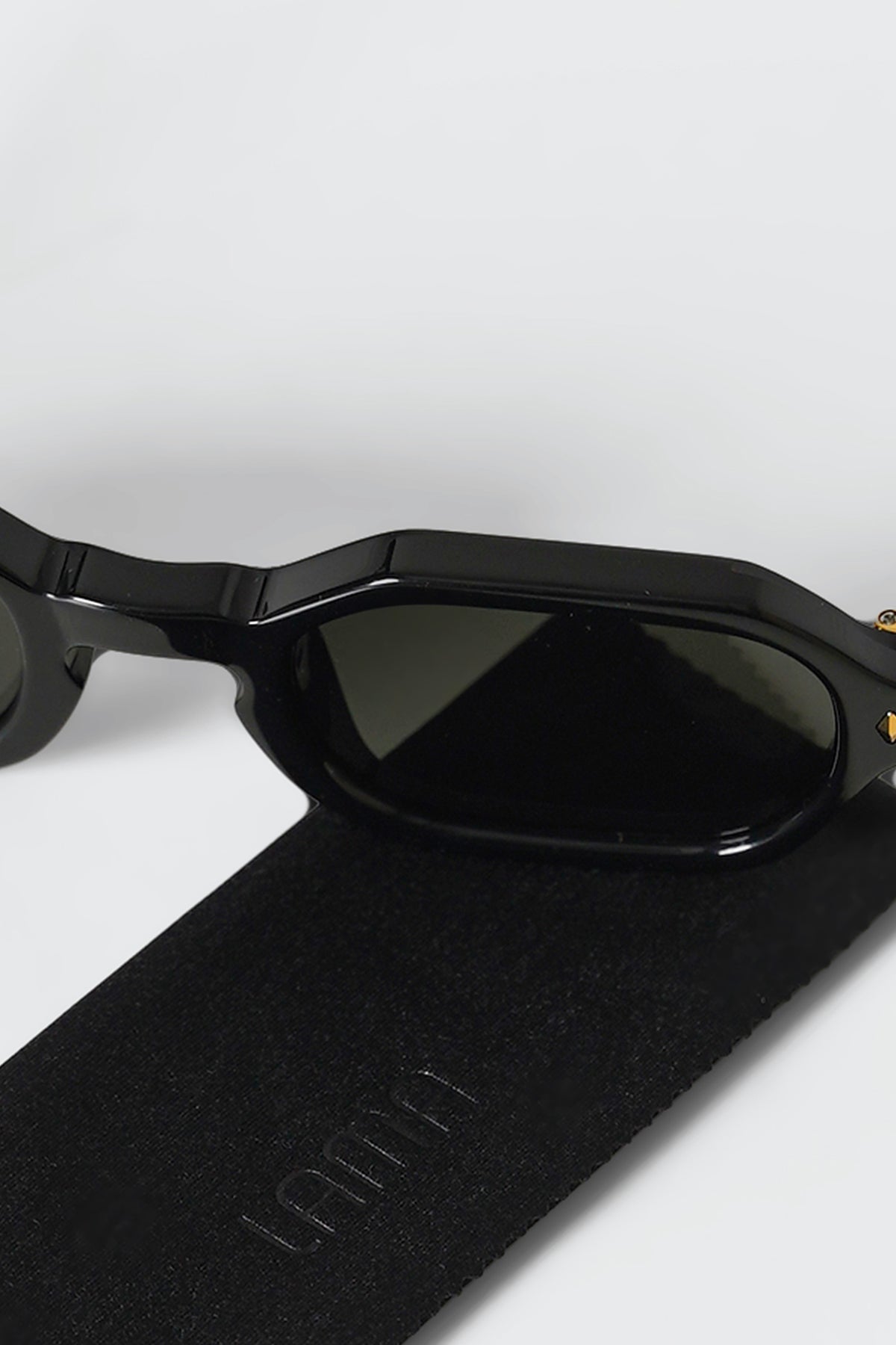 BLACK SUNDOWNER BLACK