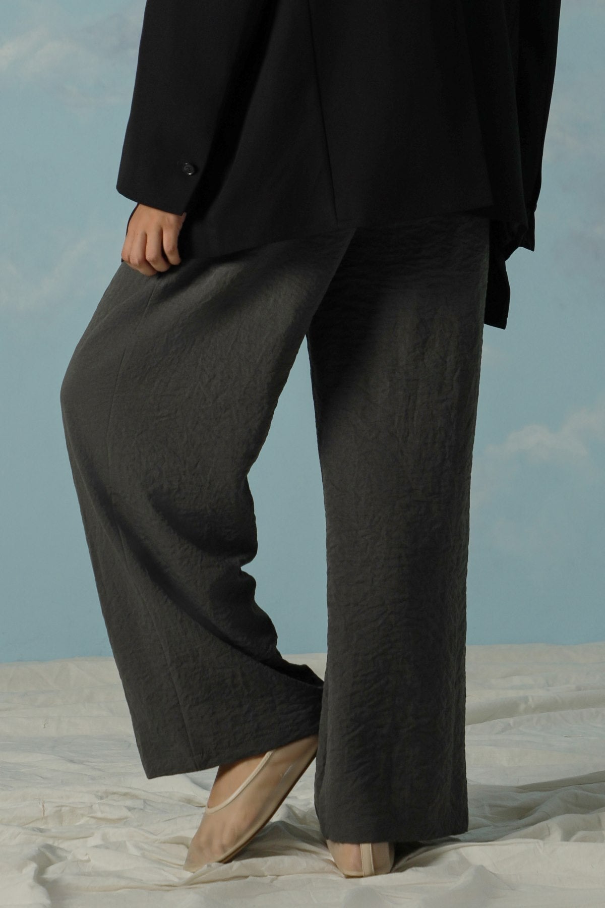 DARK GREY ESSENTIAL PLEATED PANTS