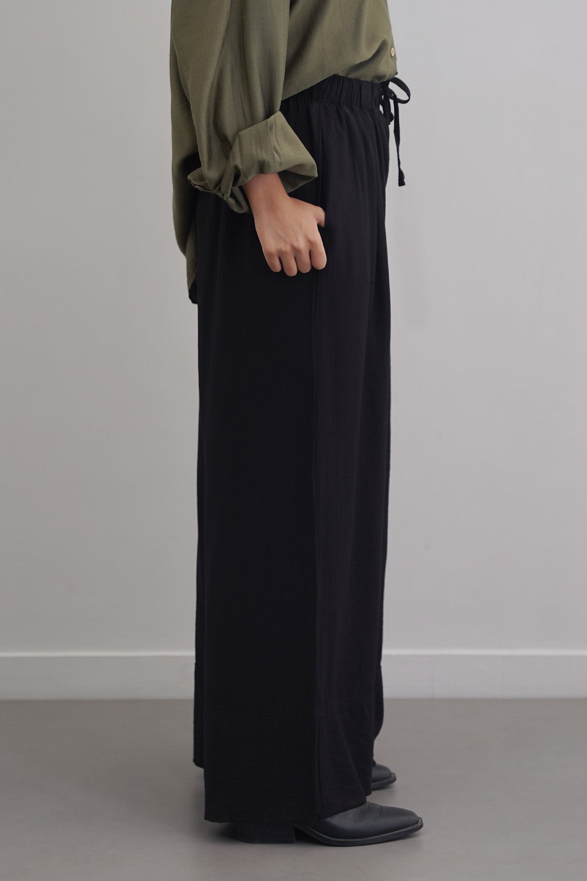 BLACK TEXTURED PALAZZO PANTS