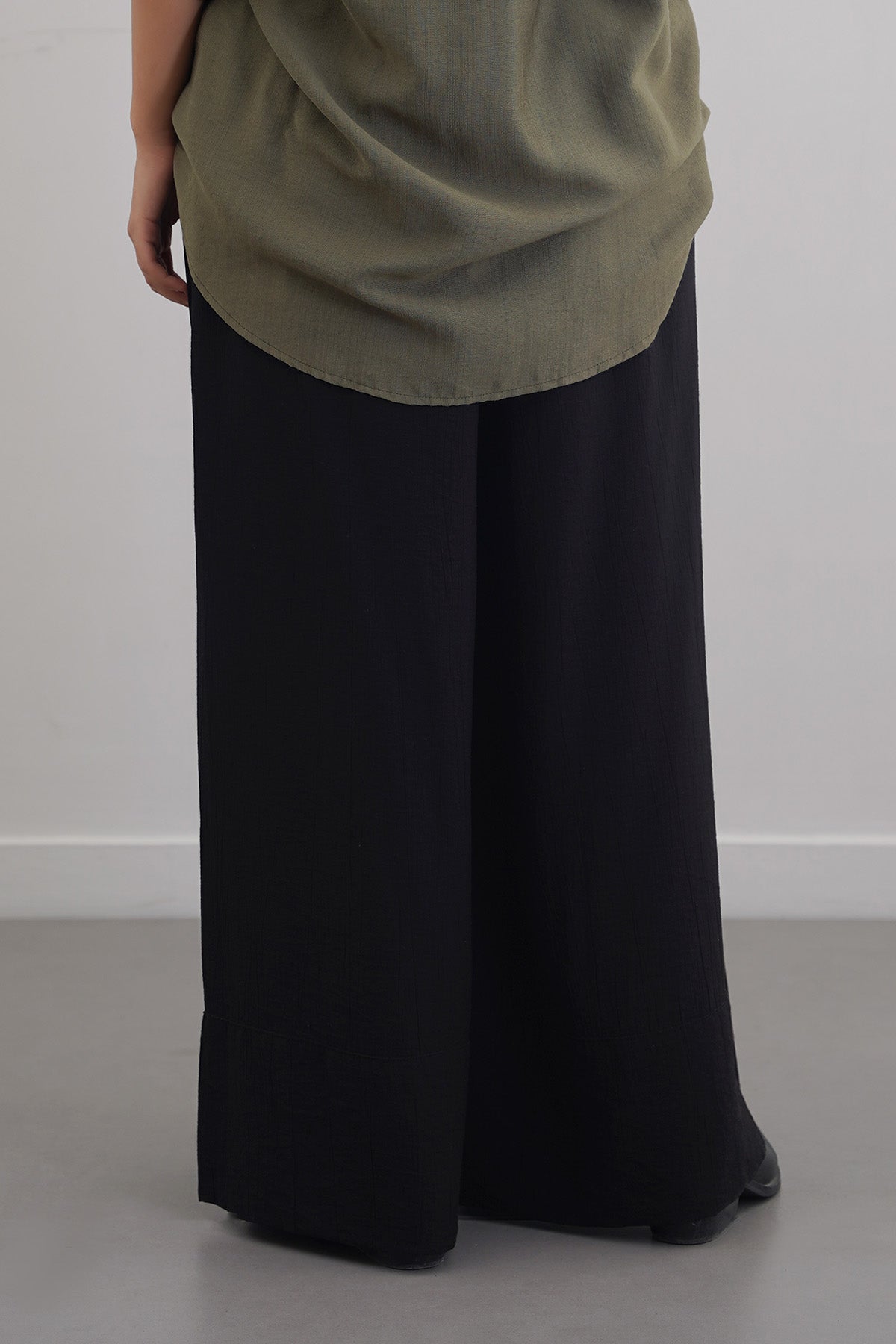 BLACK TEXTURED PALAZZO PANTS