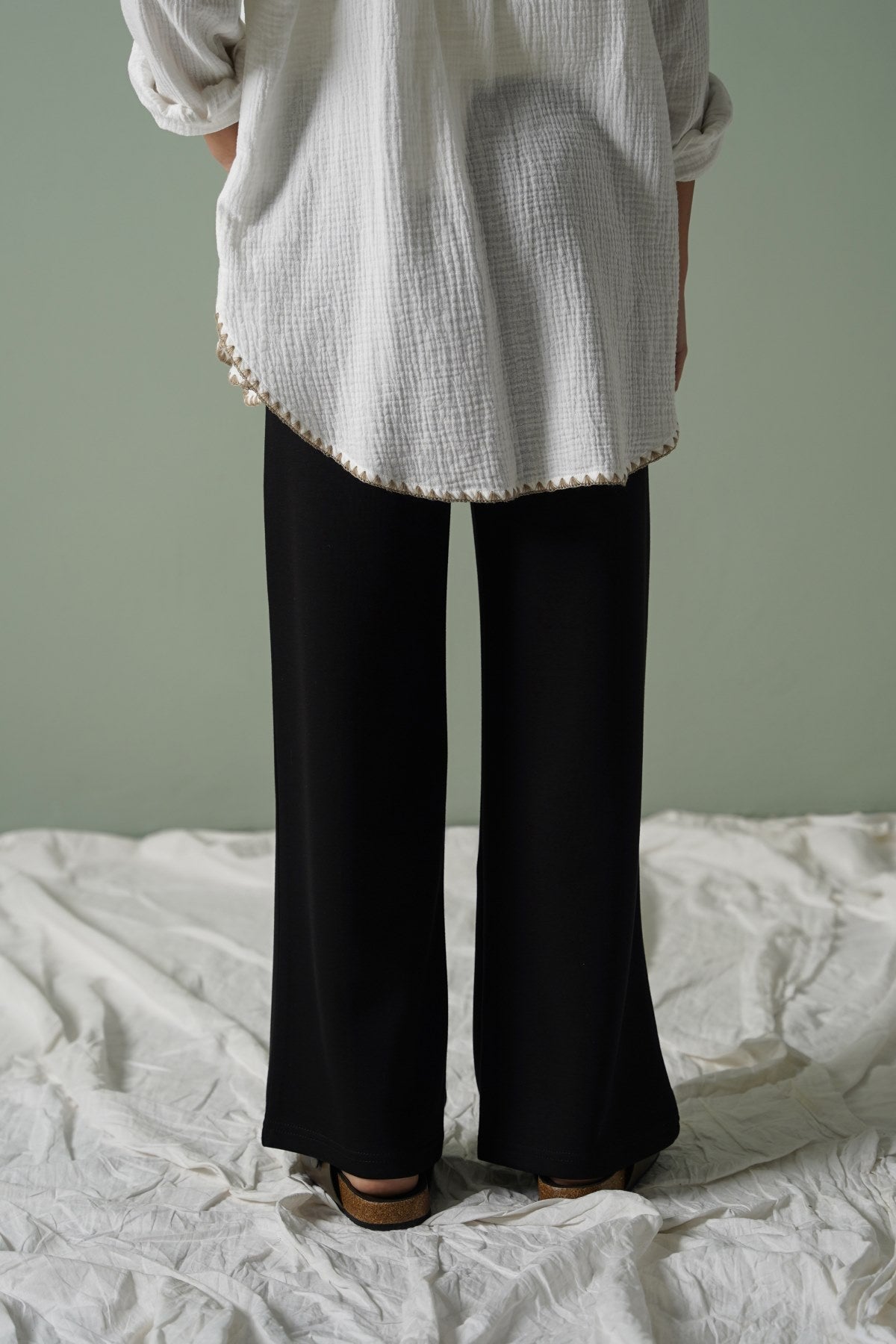 BLACK STRAIGHT LOOSE TROUSERS