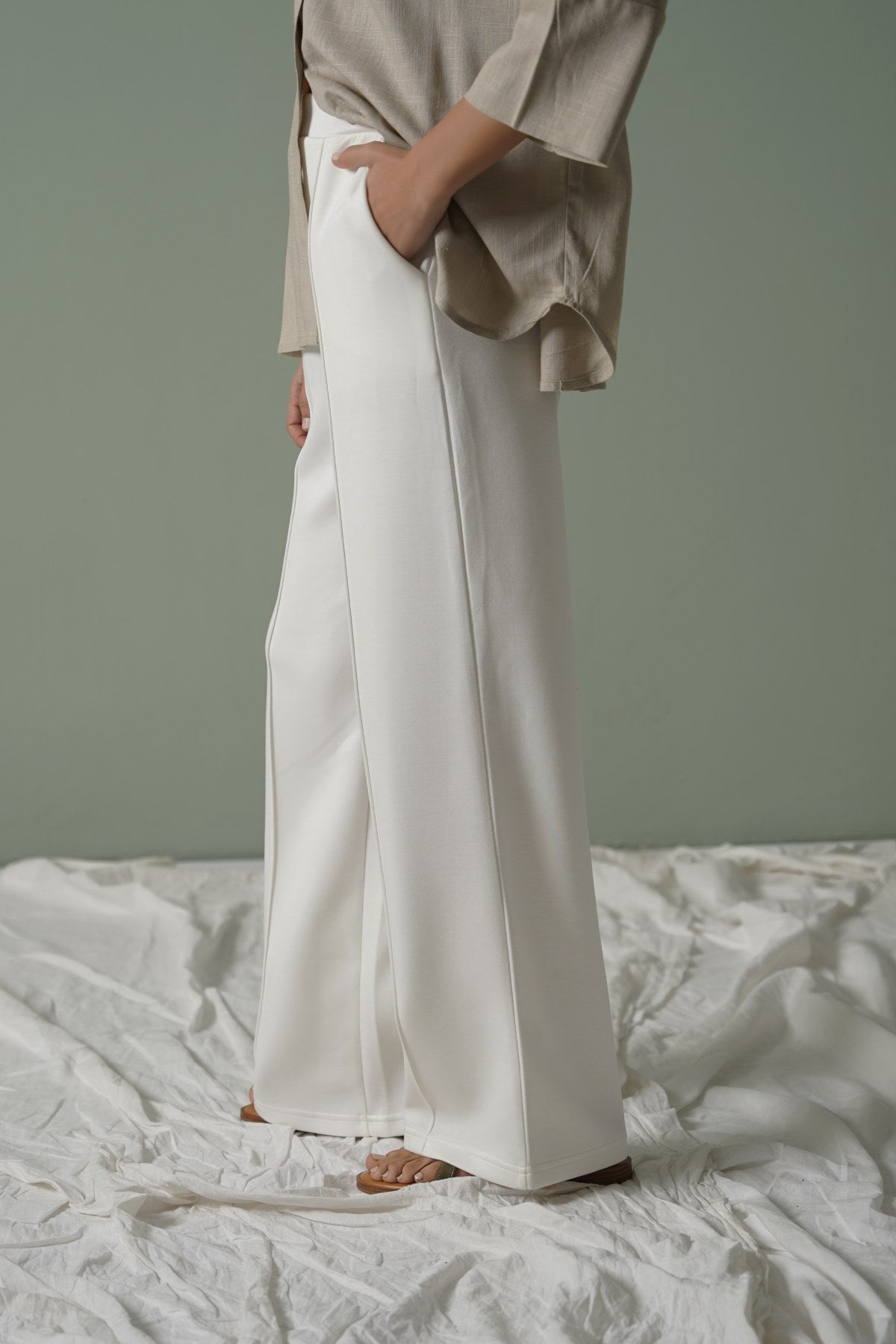 WHITE STRAIGHT LOOSE TROUSERS
