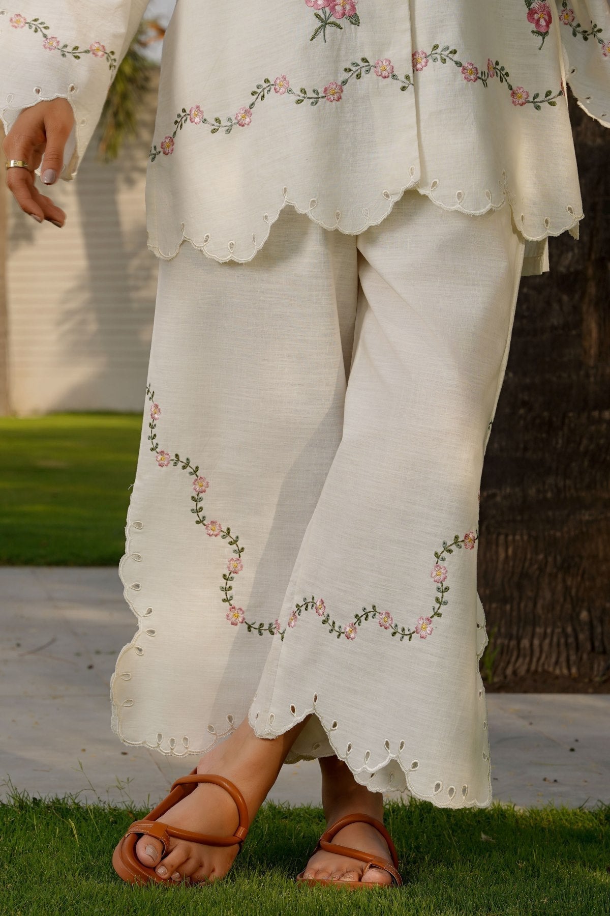 WHITE PEONY EMBROIDERED CULOTTES