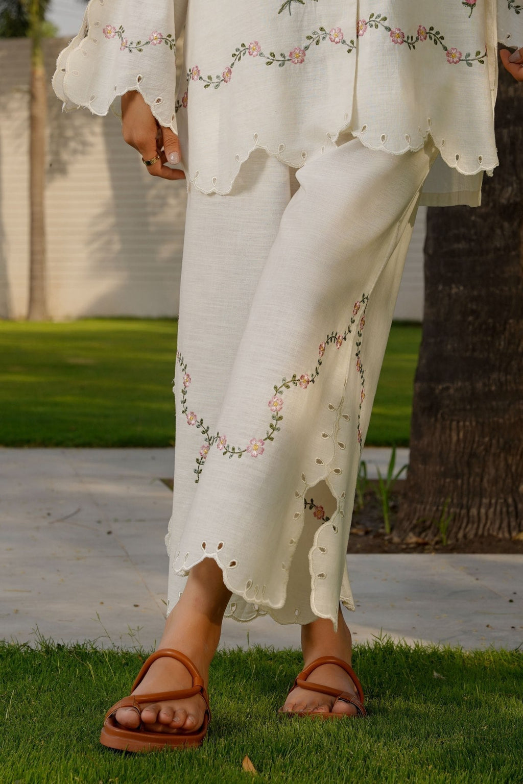 WHITE PEONY EMBROIDERED CULOTTES