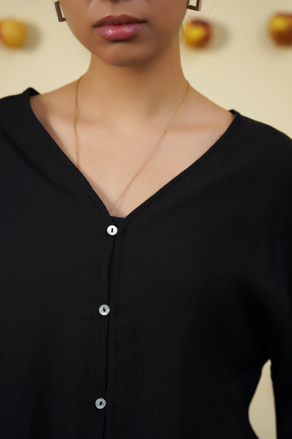 BLACK FLOWY TEXTURED BLOUSE