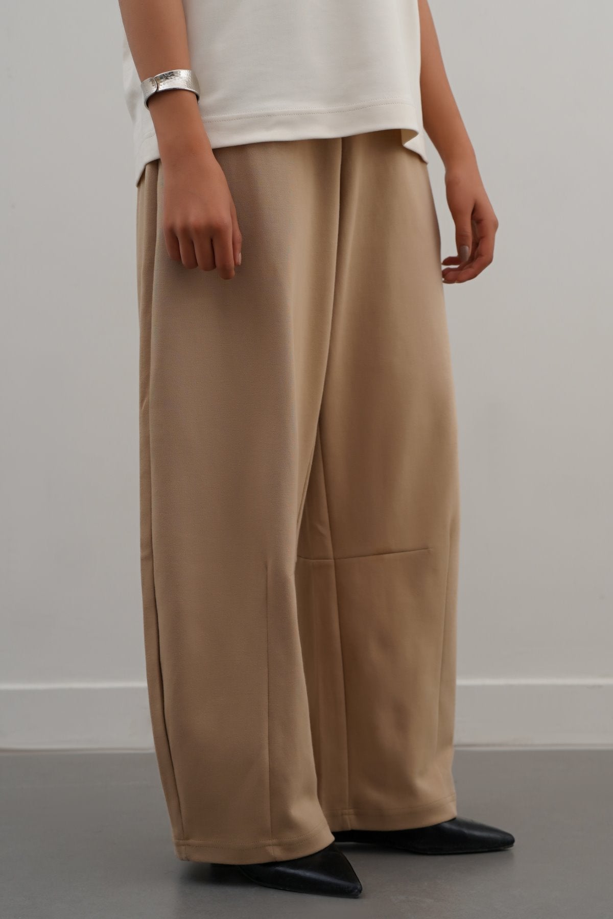 SAND KNITTED BARREL PANTS