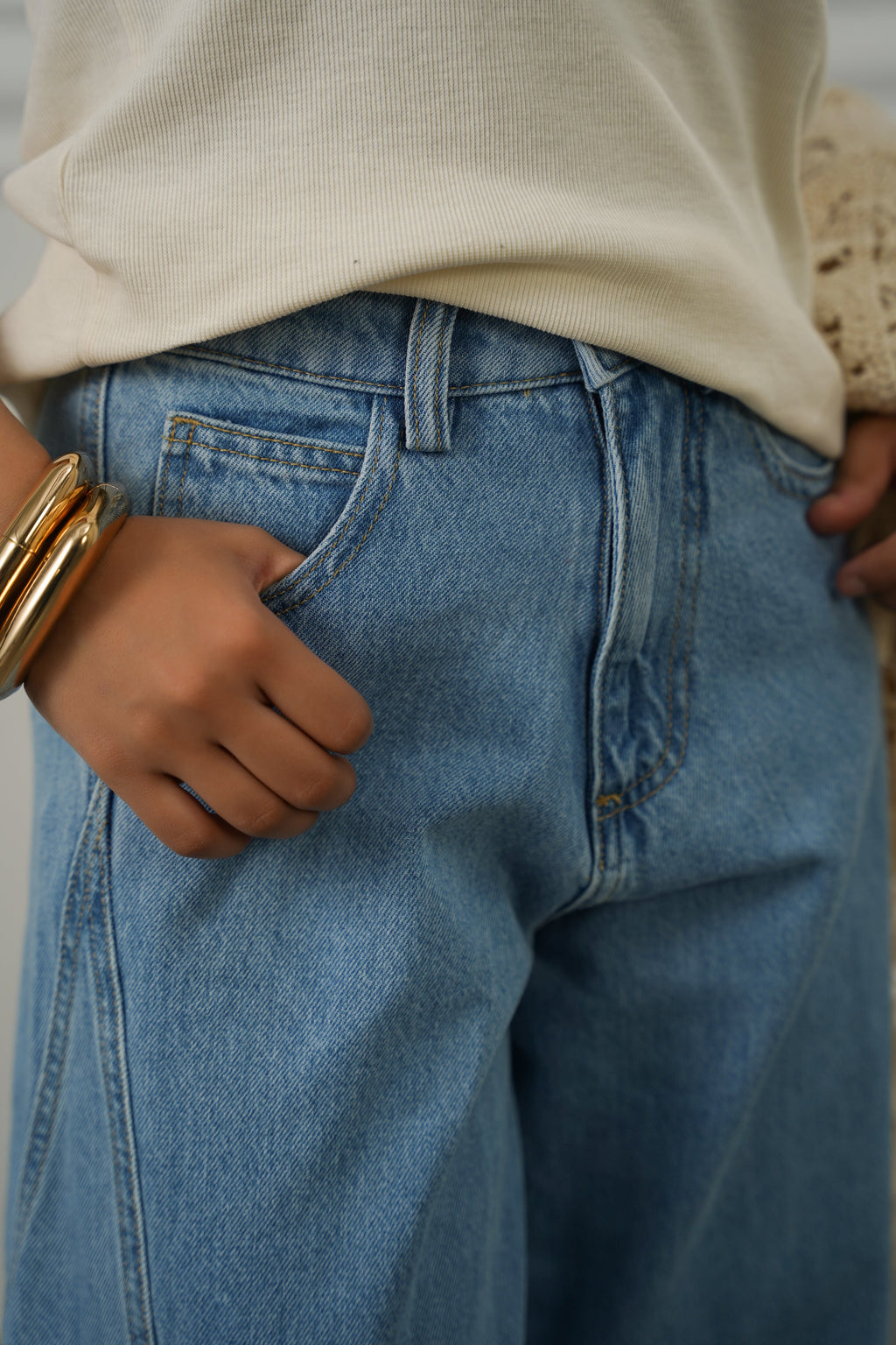 MID BLUE MID RISE BARREL JEANS