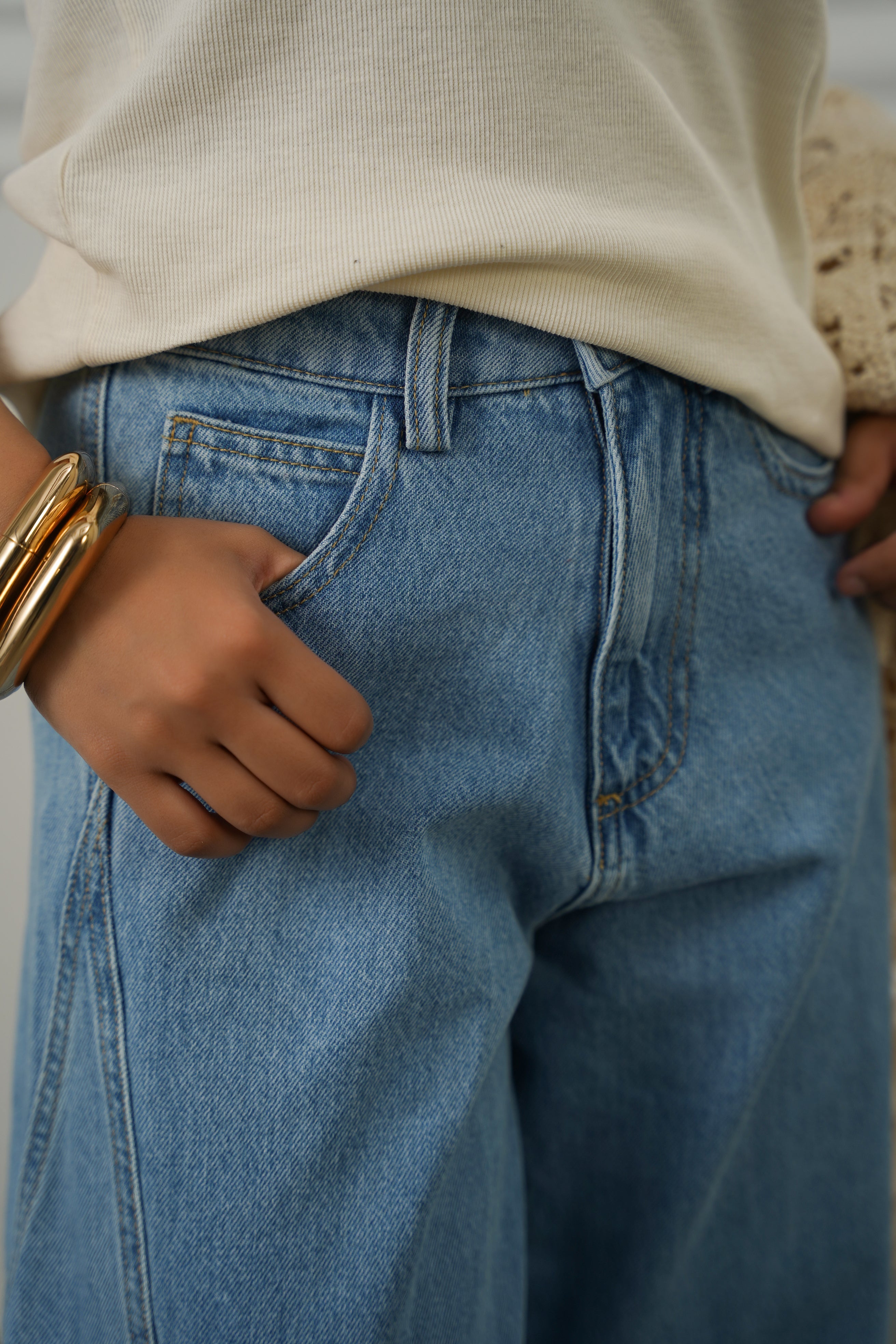 MID BLUE MID RISE BARREL JEANS
