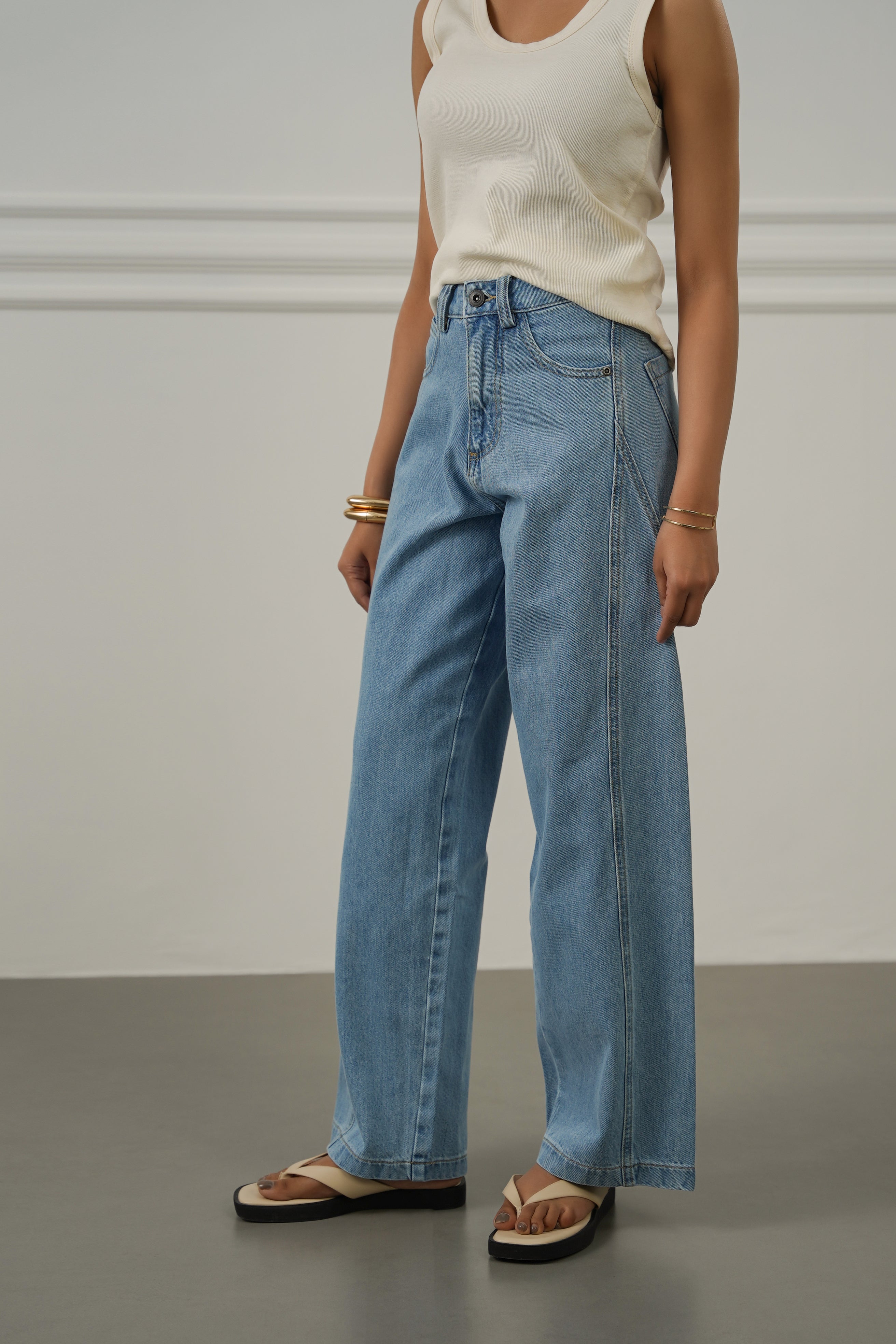 MID BLUE MID RISE BARREL JEANS