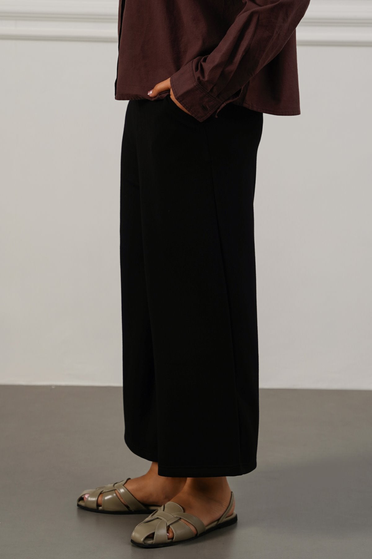BLACK CROPPED WIDE-LEG PANTS
