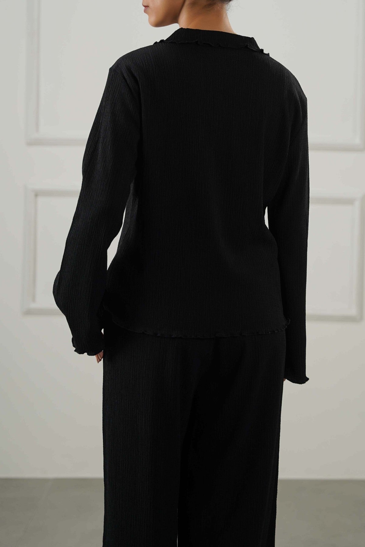 BLACK CRINKLE KNIT BUTTON-DOWN