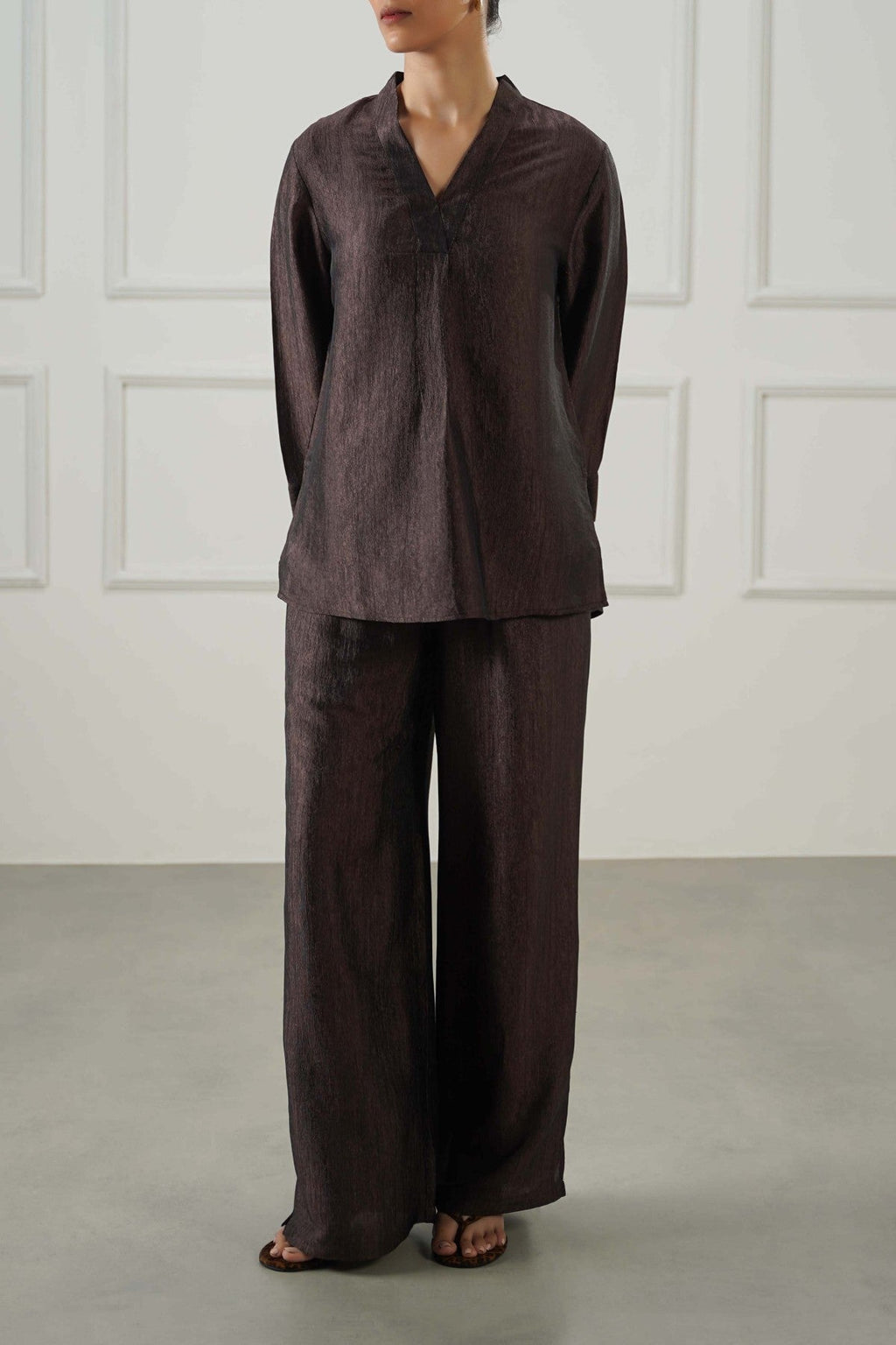 COFFEE TEXTURED FLOWY V NECK TOP