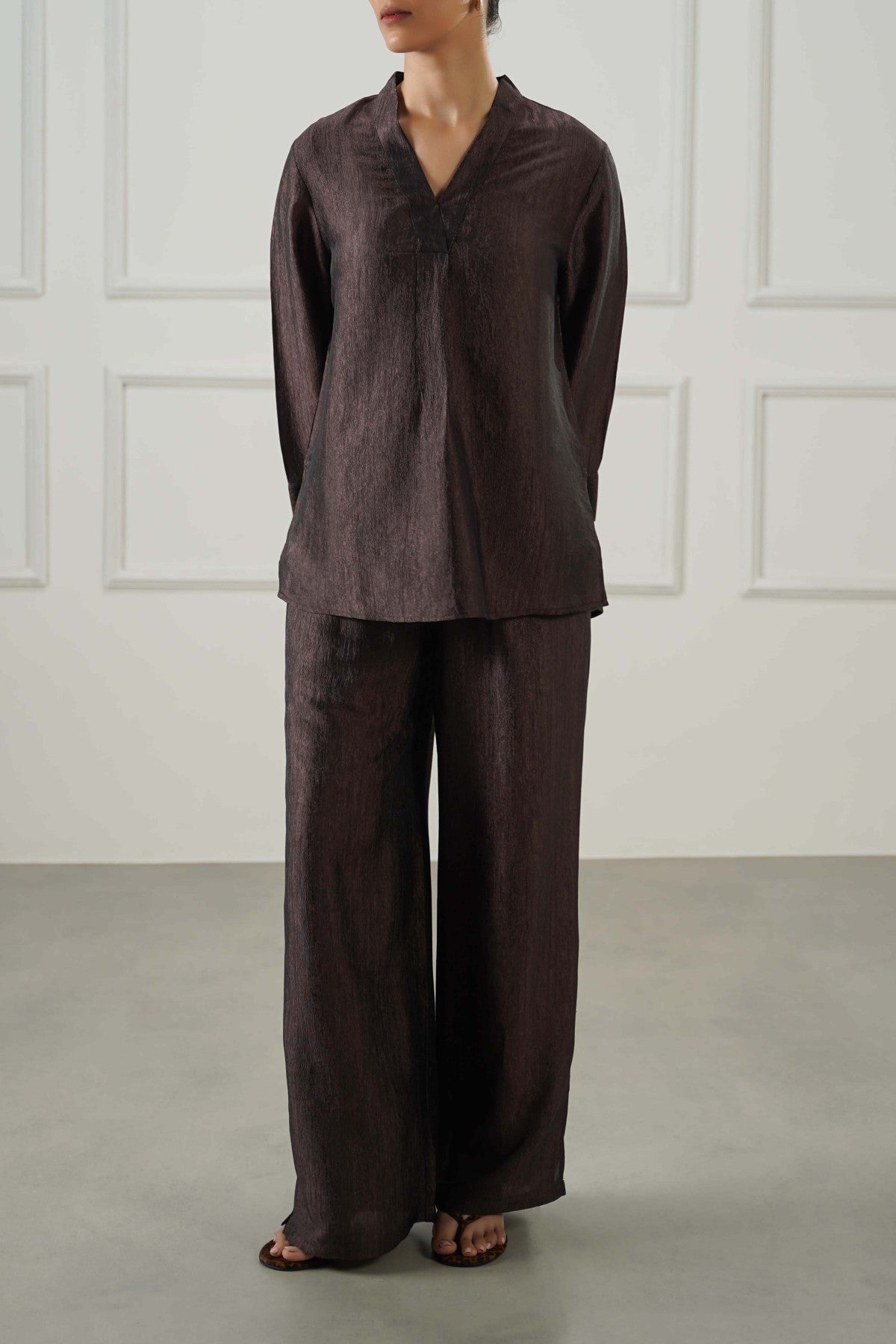 COFFEE TEXTURED FLOWY V NECK TOP