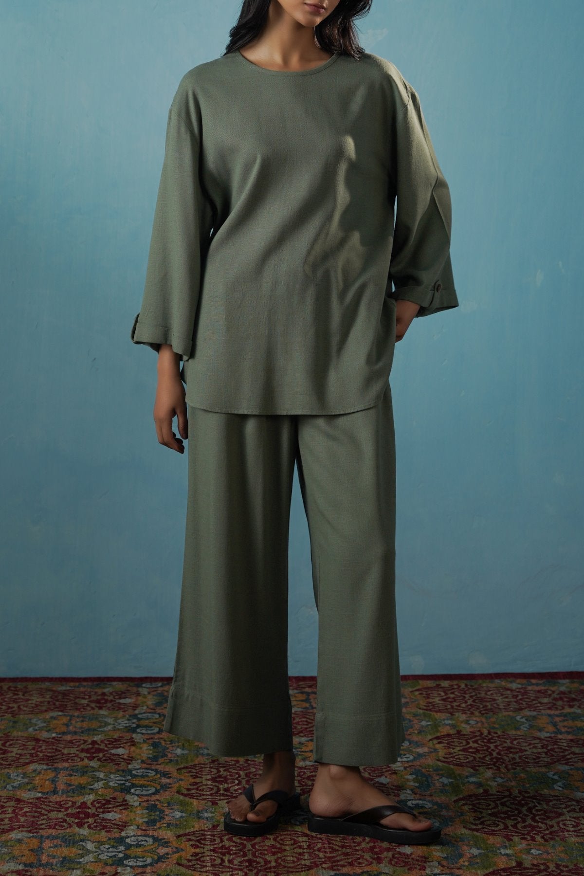 GREEN EVERYDAY BACK BUTTON BLOUSE