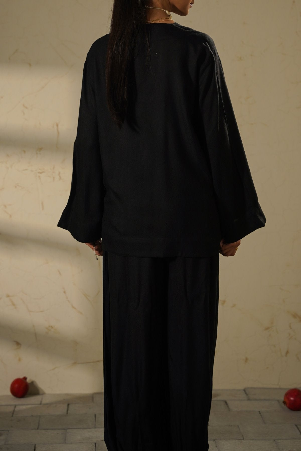 BLACK SLOUCHY V-NECK BLOUSE
