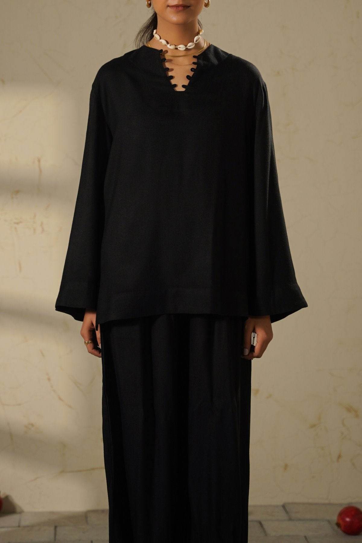 BLACK SLOUCHY V-NECK BLOUSE